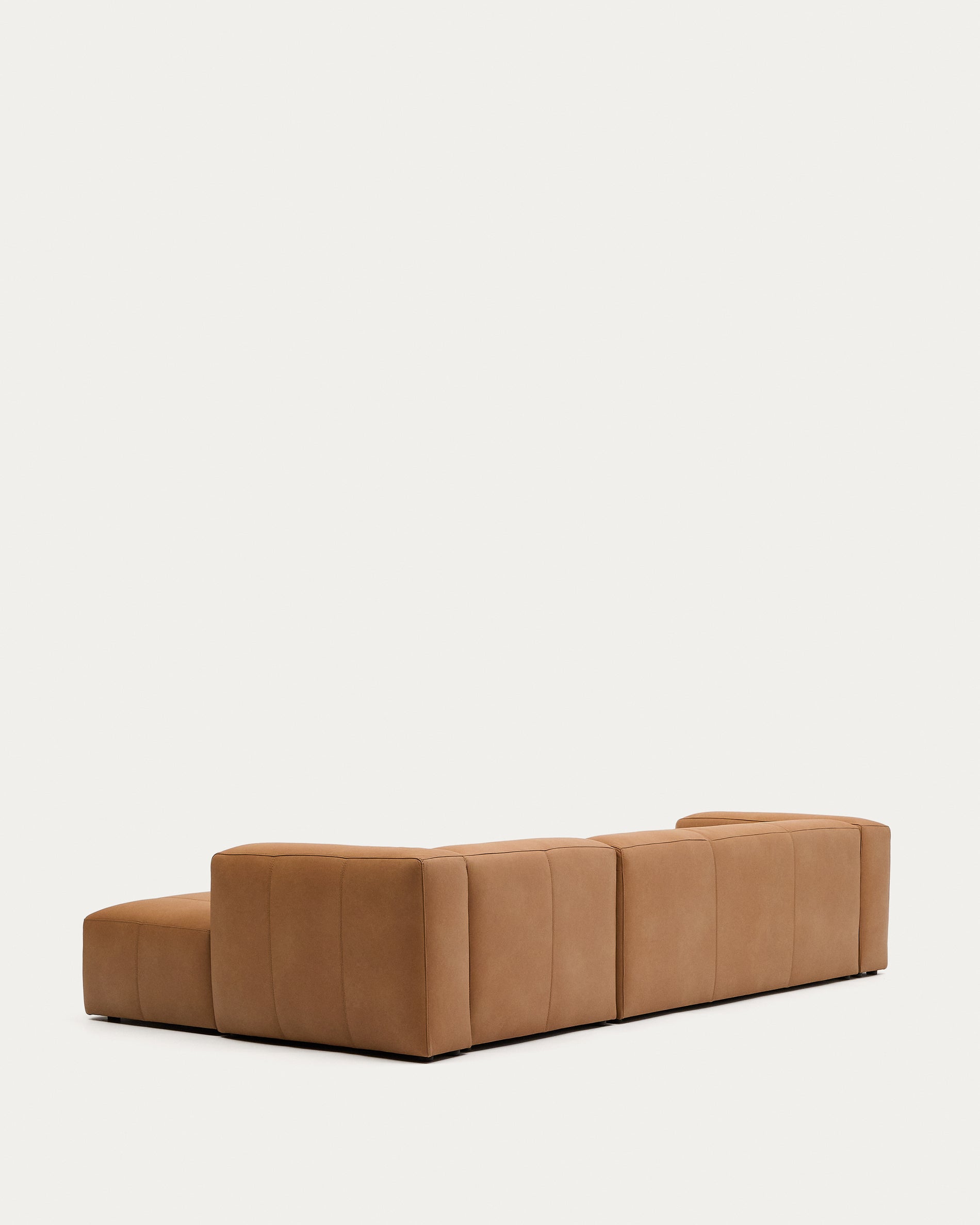 Sofa Blok aus braunem Leder 4-Sitzer Chaiselongue rechts aus Leder 330 cm in Braun präsentiert im Onlineshop von KAQTU Design AG. 4er Sofa ist von Kave Home