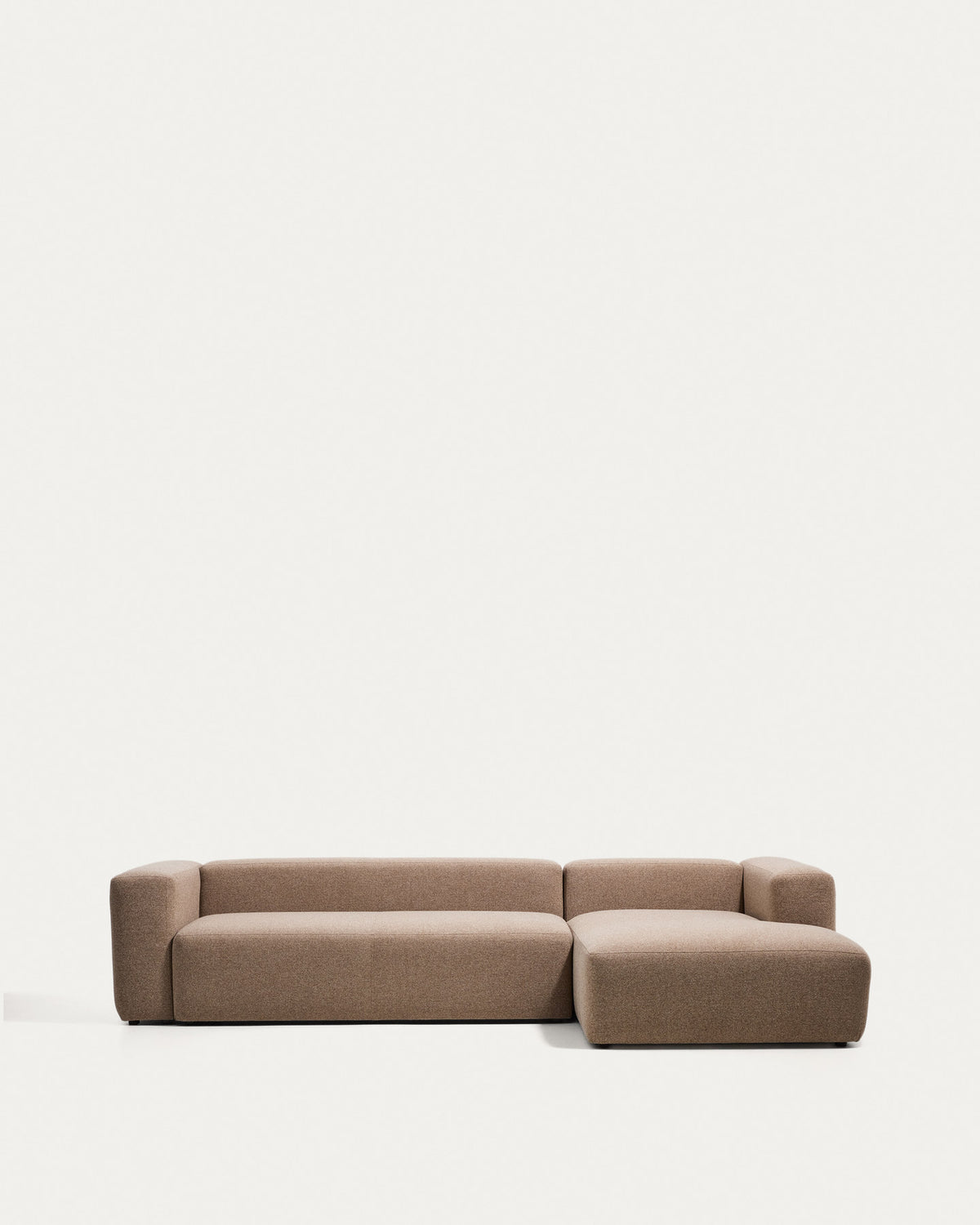 4-Sitzer-Sofa Blok mit Chaiselongue rechts in brauner Chenille, 330 cm, FSC Mix Credit in Taupe präsentiert im Onlineshop von KAQTU Design AG. L-Sofa rechts ist von Kave Home