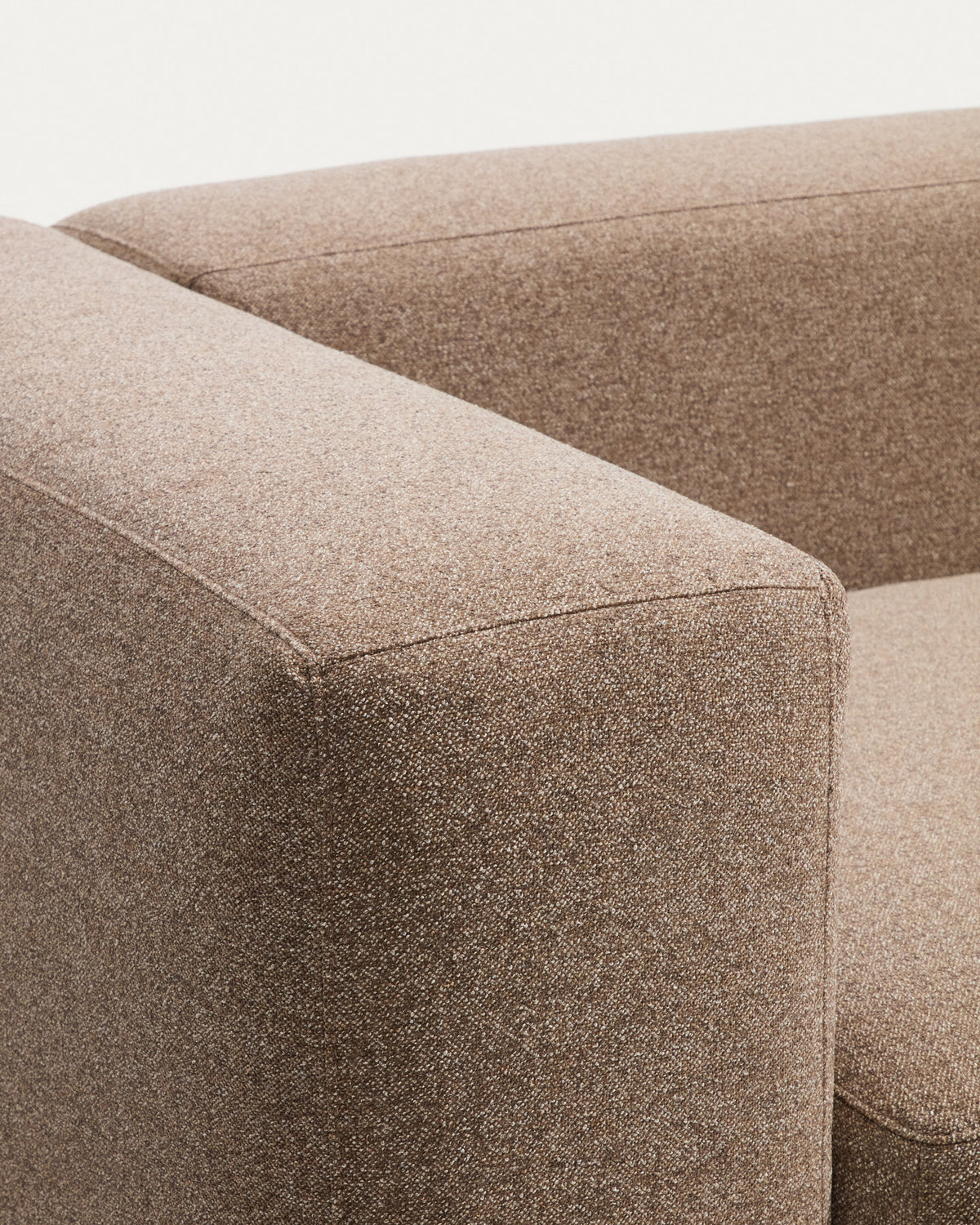 4-Sitzer-Sofa Blok mit Chaiselongue rechts in brauner Chenille, 330 cm, FSC Mix Credit in Taupe präsentiert im Onlineshop von KAQTU Design AG. L-Sofa rechts ist von Kave Home