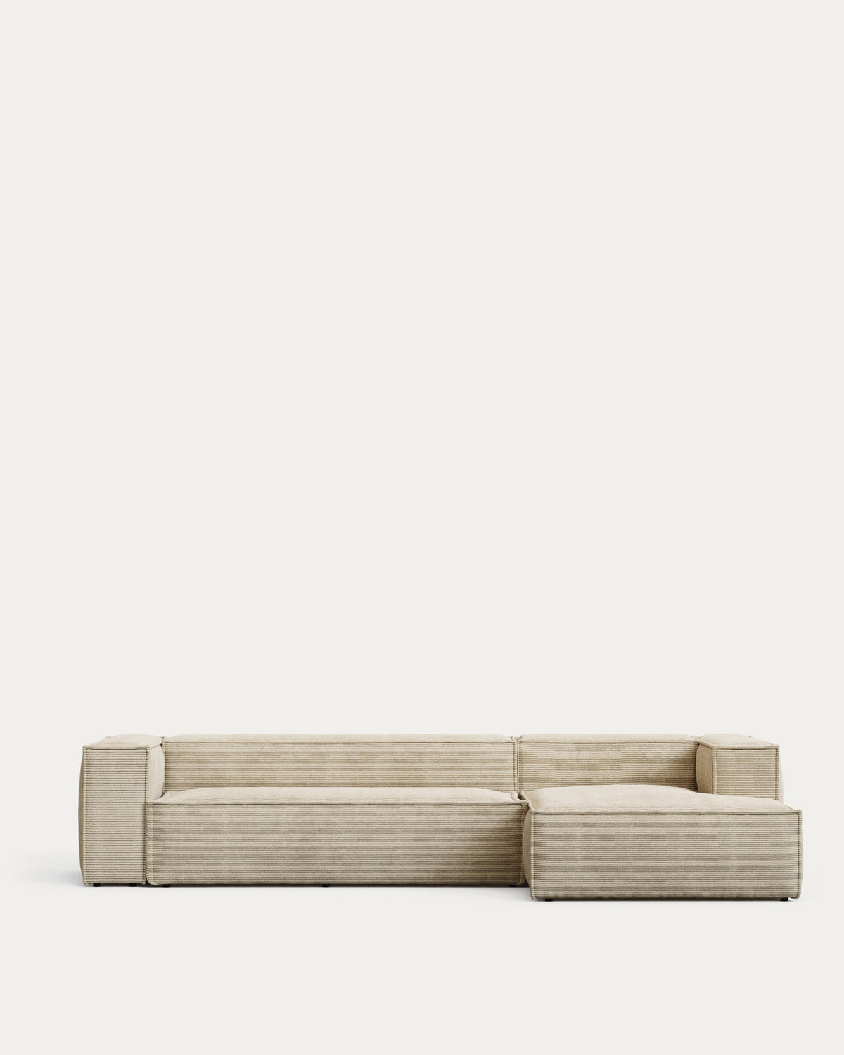 4-Sitzer-Sofa Blok schwer entflammbar mit Chaiselongue rechts und dickem Cord in Ecru 330 cm FSC Mix Credit in Ecru präsentiert im Onlineshop von KAQTU Design AG. L-Sofa rechts ist von Kave Home