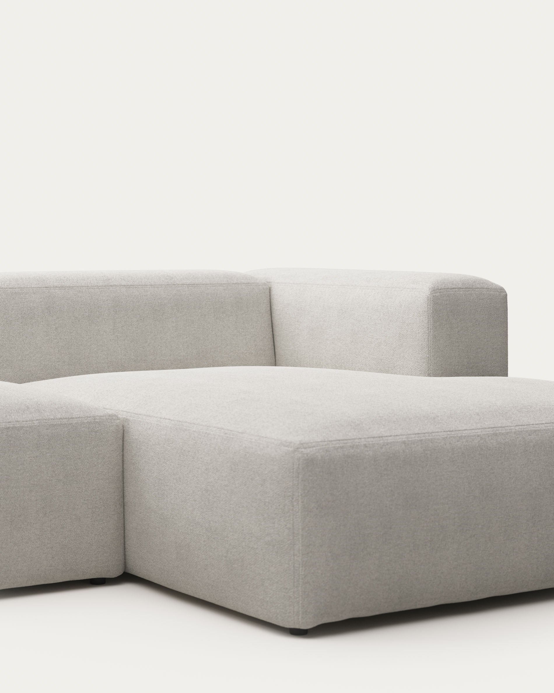 2-Sitzer-Sofa Blok mit Chaiselongue rechts, schwer entflammbar mit weissem Lammfellimitat, 240 cm, FSC Mix Credit in Grau präsentiert im Onlineshop von KAQTU Design AG. 2er Sofa ist von Kave Home