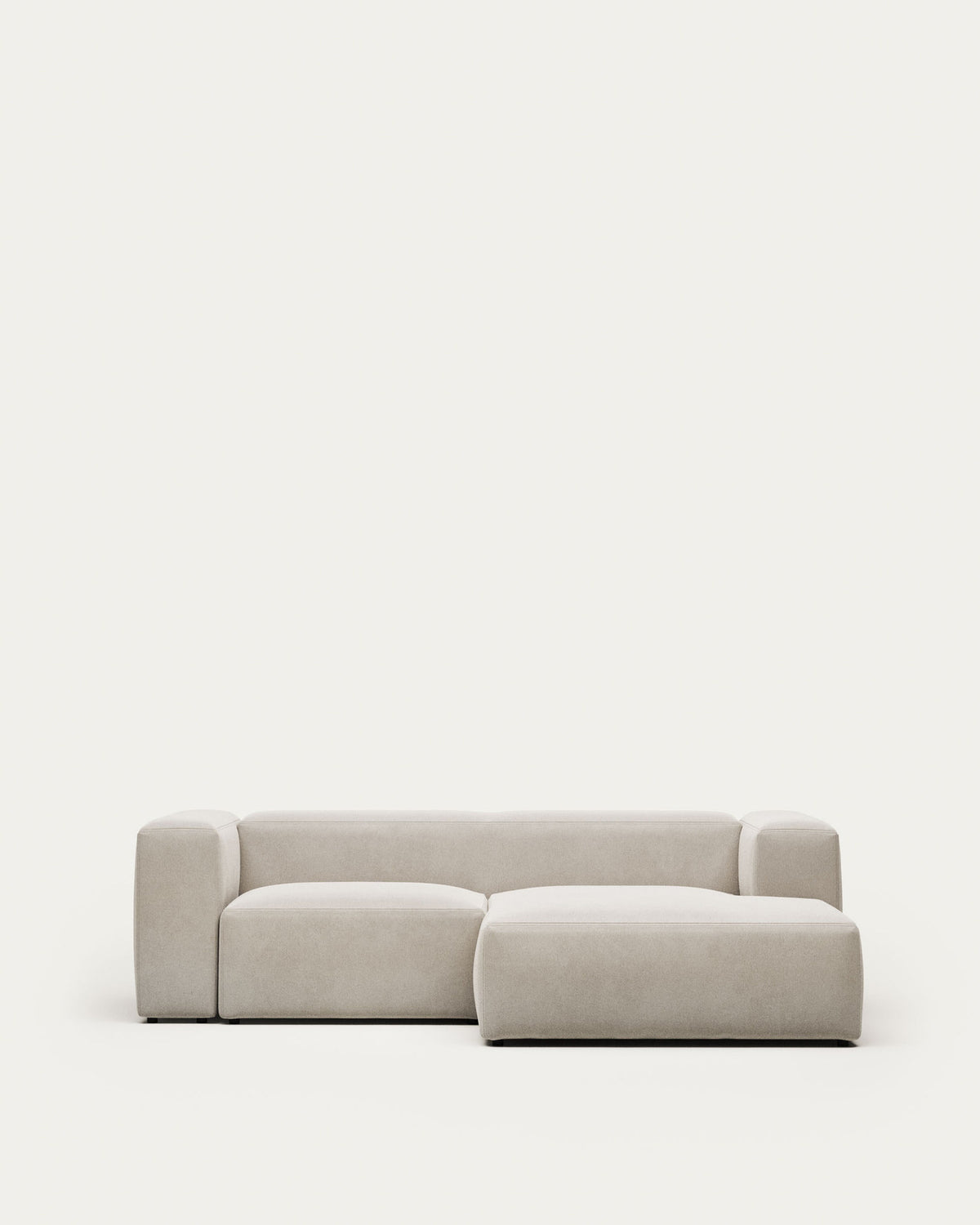 2-Sitzer-Sofa Blok mit beiger Chenille und Chaiselongue rechts 240 cm FSC Mix Credit in Beige präsentiert im Onlineshop von KAQTU Design AG. L-Sofa rechts ist von Kave Home