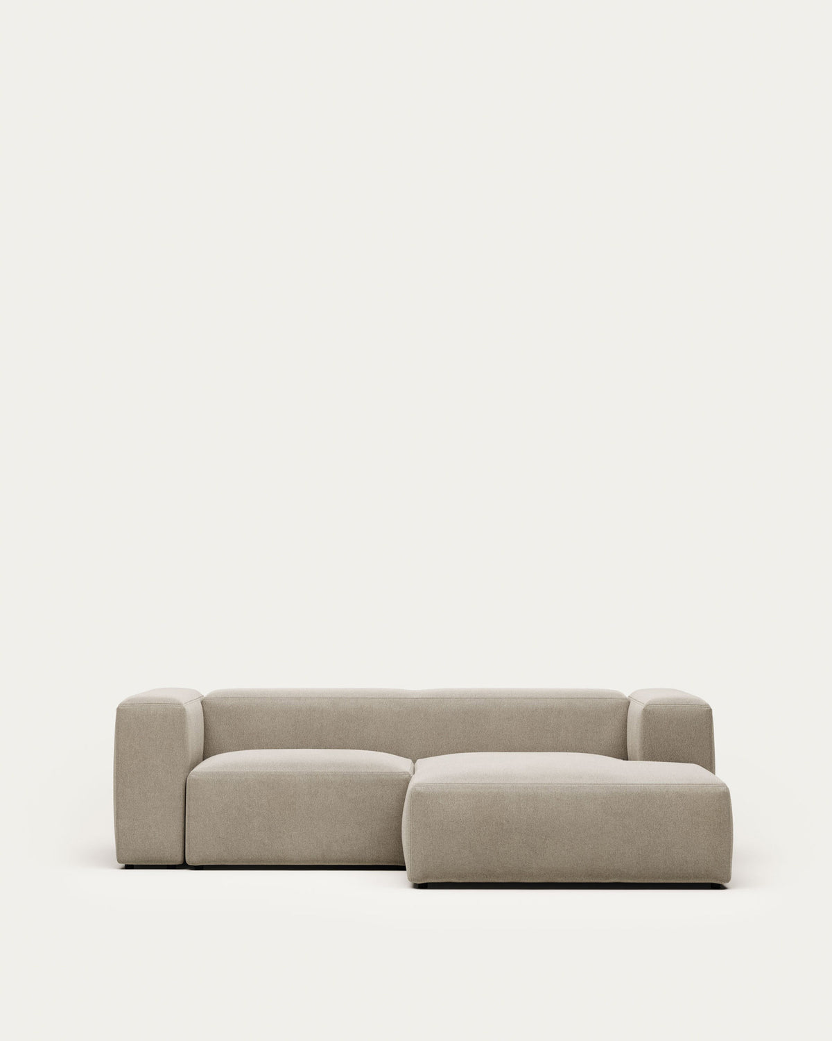 2-Sitzer-Sofa Blok mit Chaiselongue rechts, schwer entflammbar mit beiger Chenille, 240 cm in Beige präsentiert im Onlineshop von KAQTU Design AG. 2er Sofa ist von Kave Home