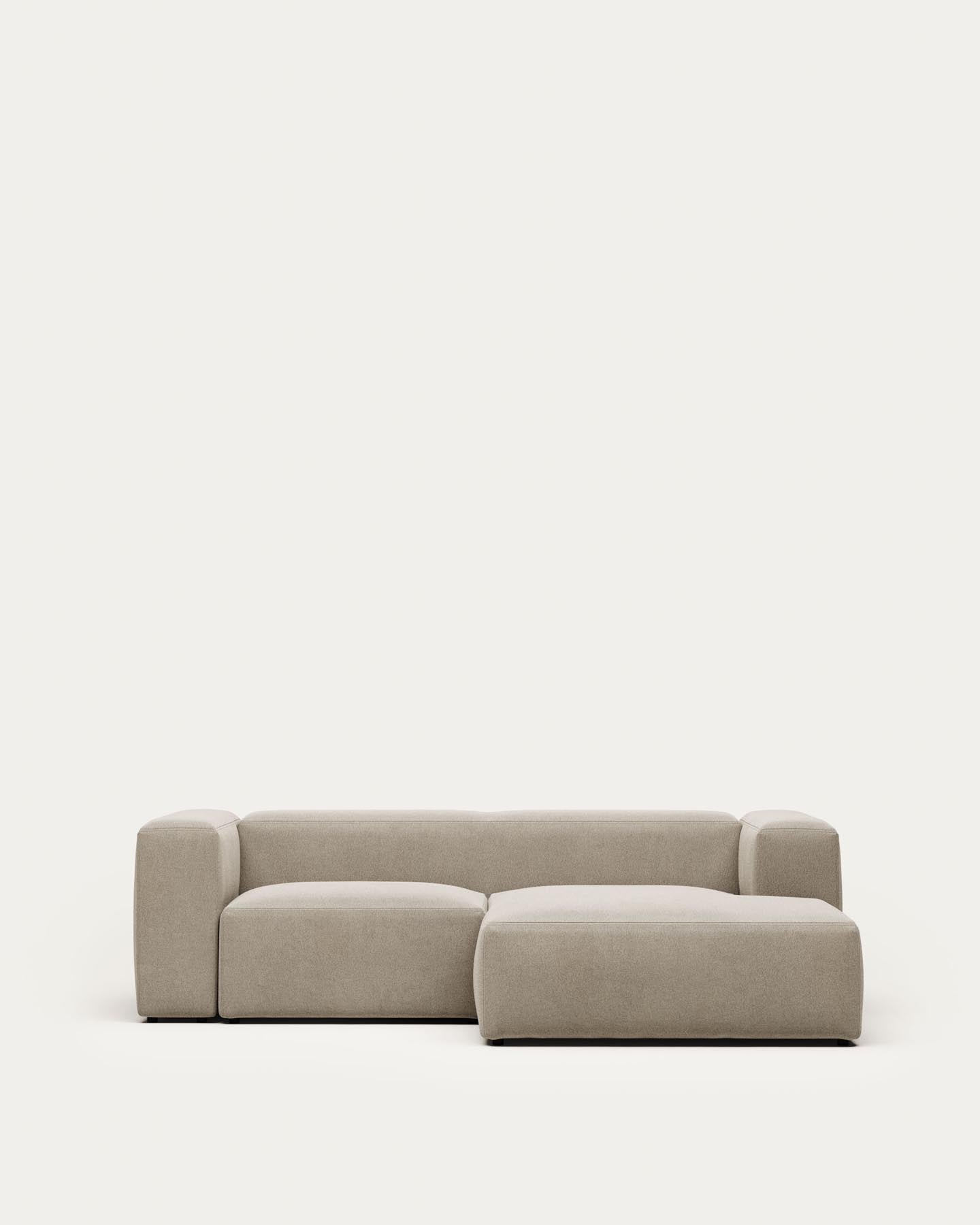 2-Sitzer-Sofa Blok mit Chaiselongue rechts, schwer entflammbar mit beiger Chenille, 240 cm in Beige präsentiert im Onlineshop von KAQTU Design AG. 2er Sofa ist von Kave Home