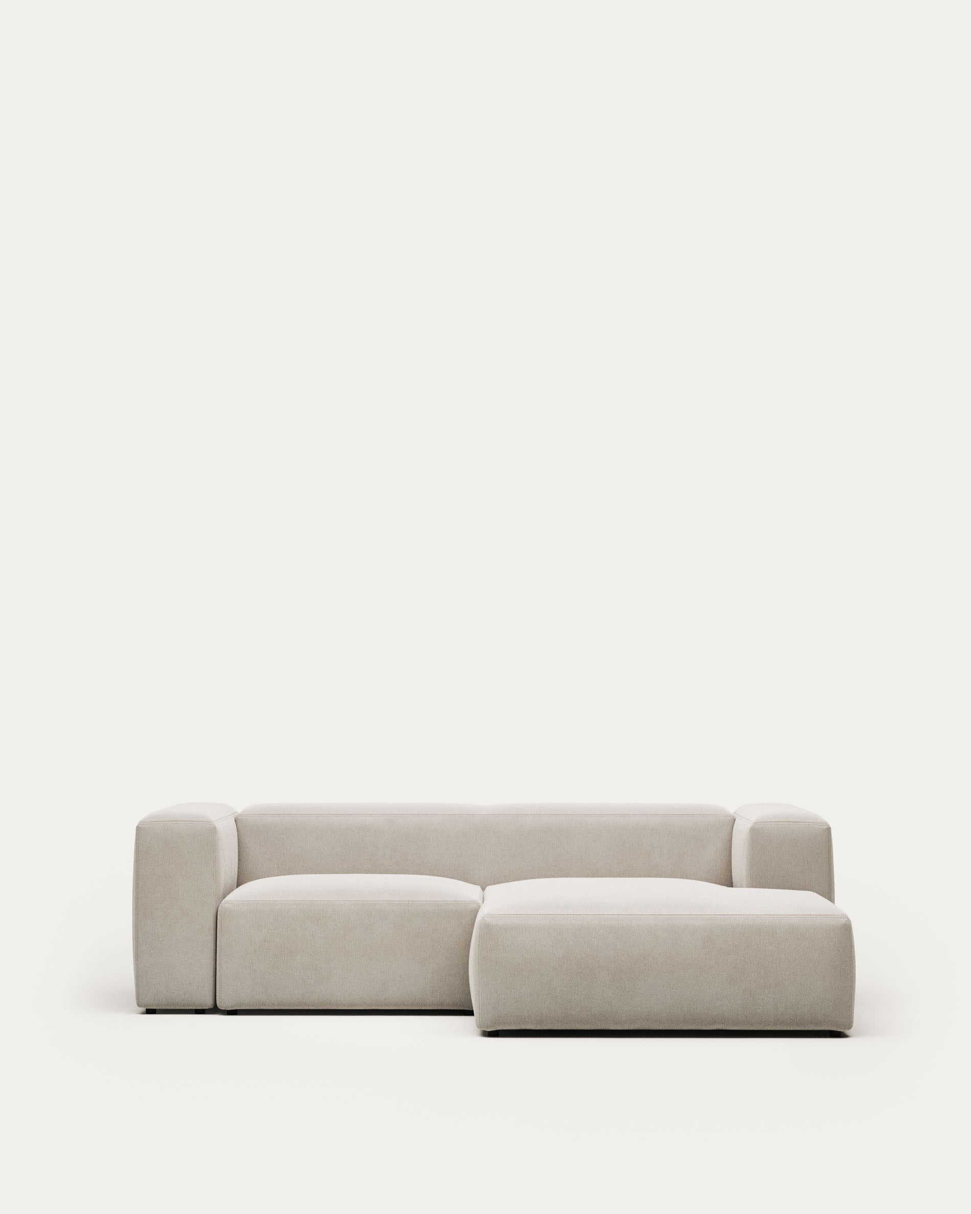 2-Sitzer-Sofa Blok mit Chaiselongue rechts, schwer entflammbar mit weisser Chenille, 240 cm in Grau präsentiert im Onlineshop von KAQTU Design AG. 2er Sofa ist von Kave Home