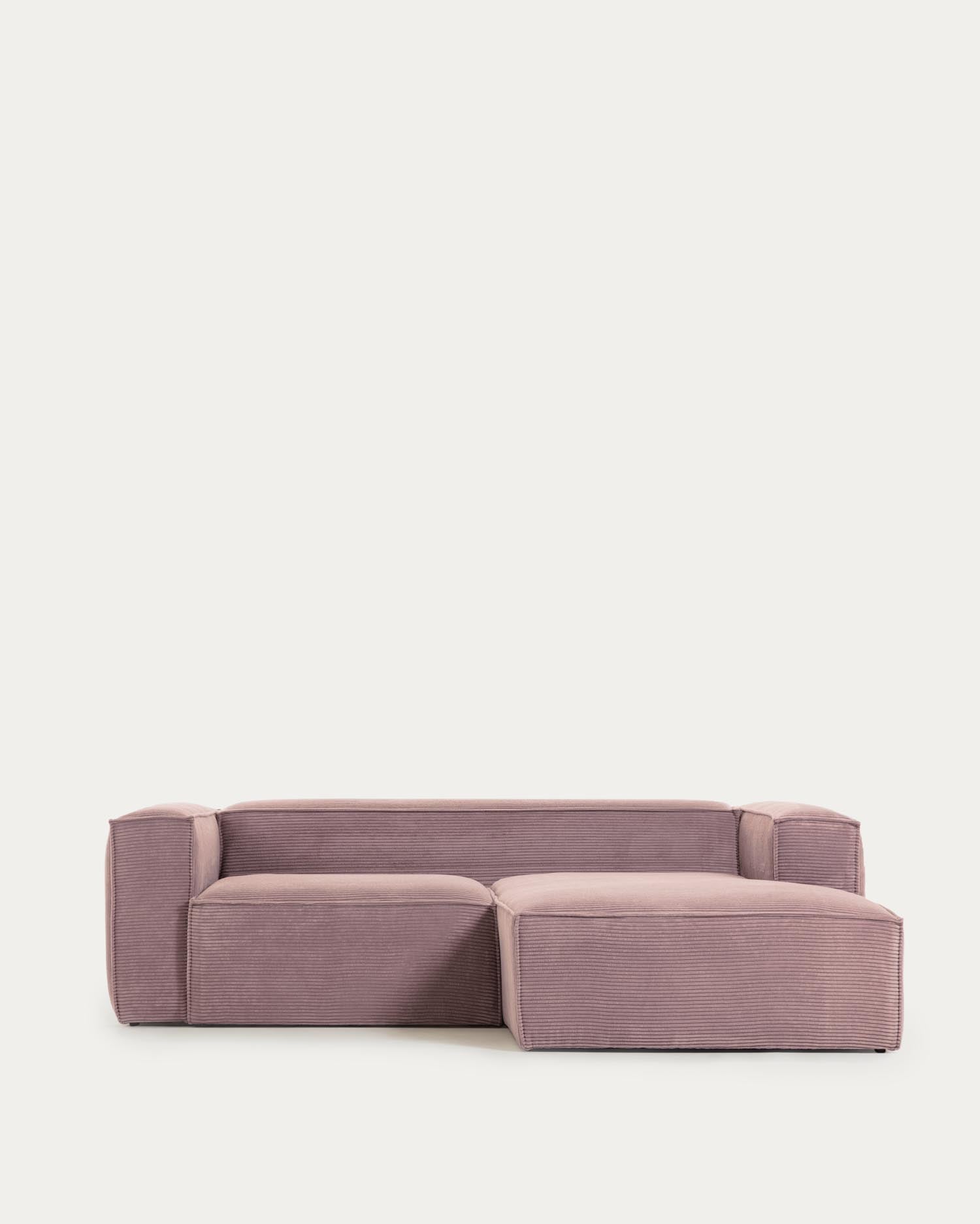 Modernes 2-Sitzer-Sofa mit rechter Chaiselongue, rosa Cordstoff, 240 cm breit, stilvoll und bequem von Kave Home.