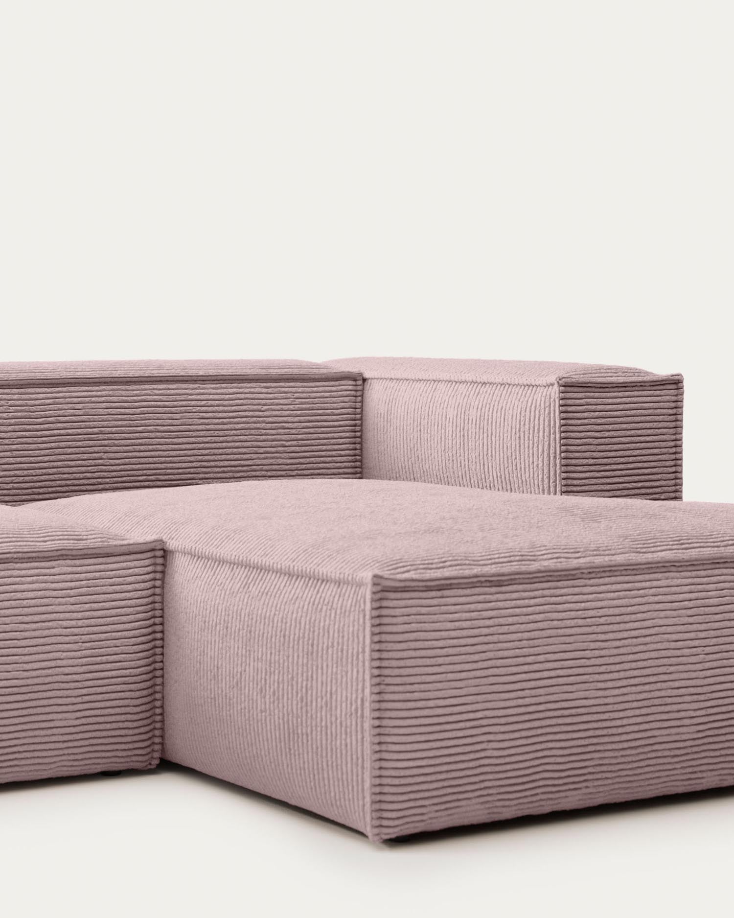 Stylisches Blok 2-Sitzer-Sofa mit rechter Chaiselongue in breitem rosa Cord, 240 cm, ideal für entspannte Stunden und modernes Wohnen.