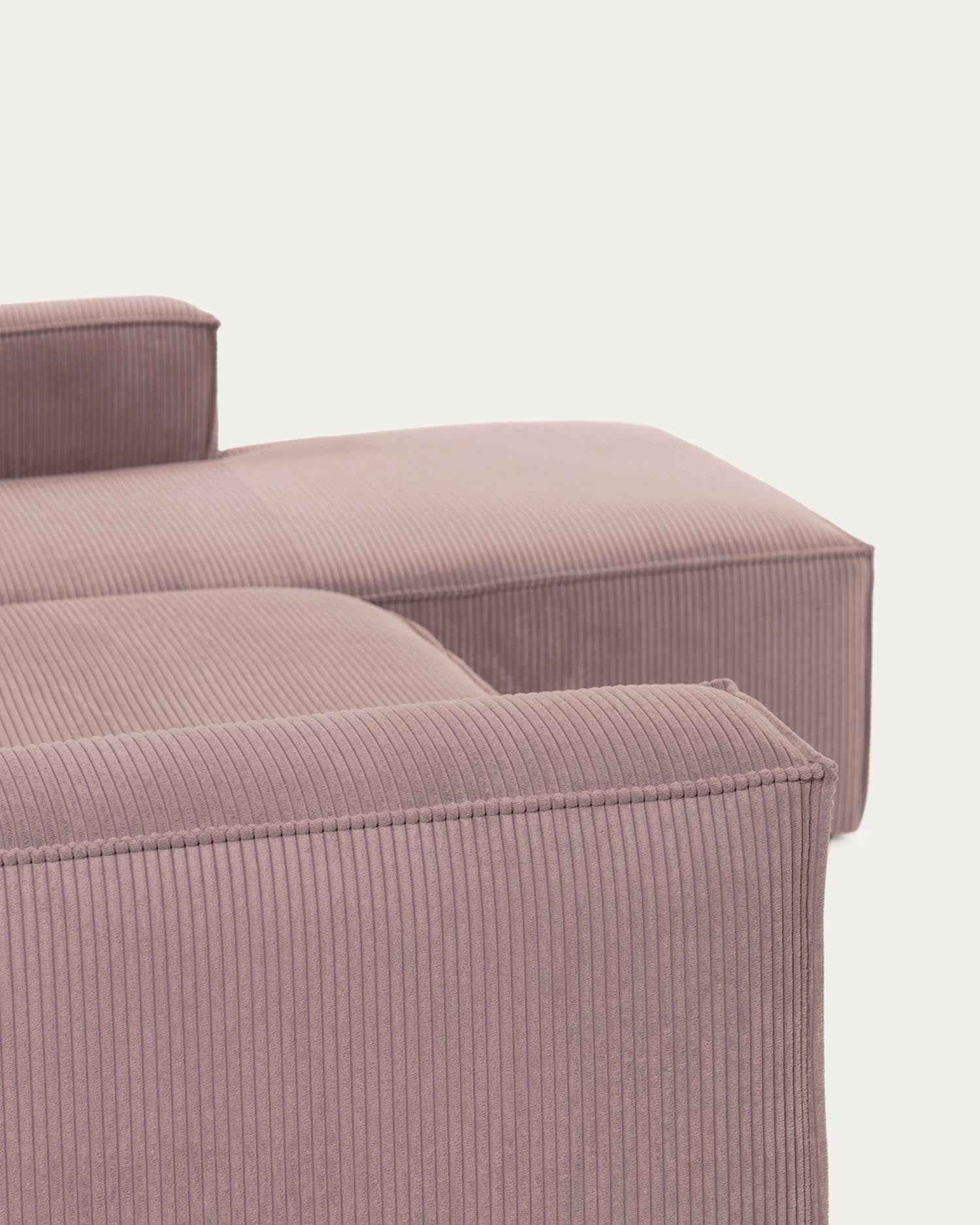 Elegantes Blok 2-Sitzer-Sofa mit rechter Chaiselongue aus robustem rosa Cord, 240 cm, perfekt für stilvolle Entspannung und gemütliche Abende.