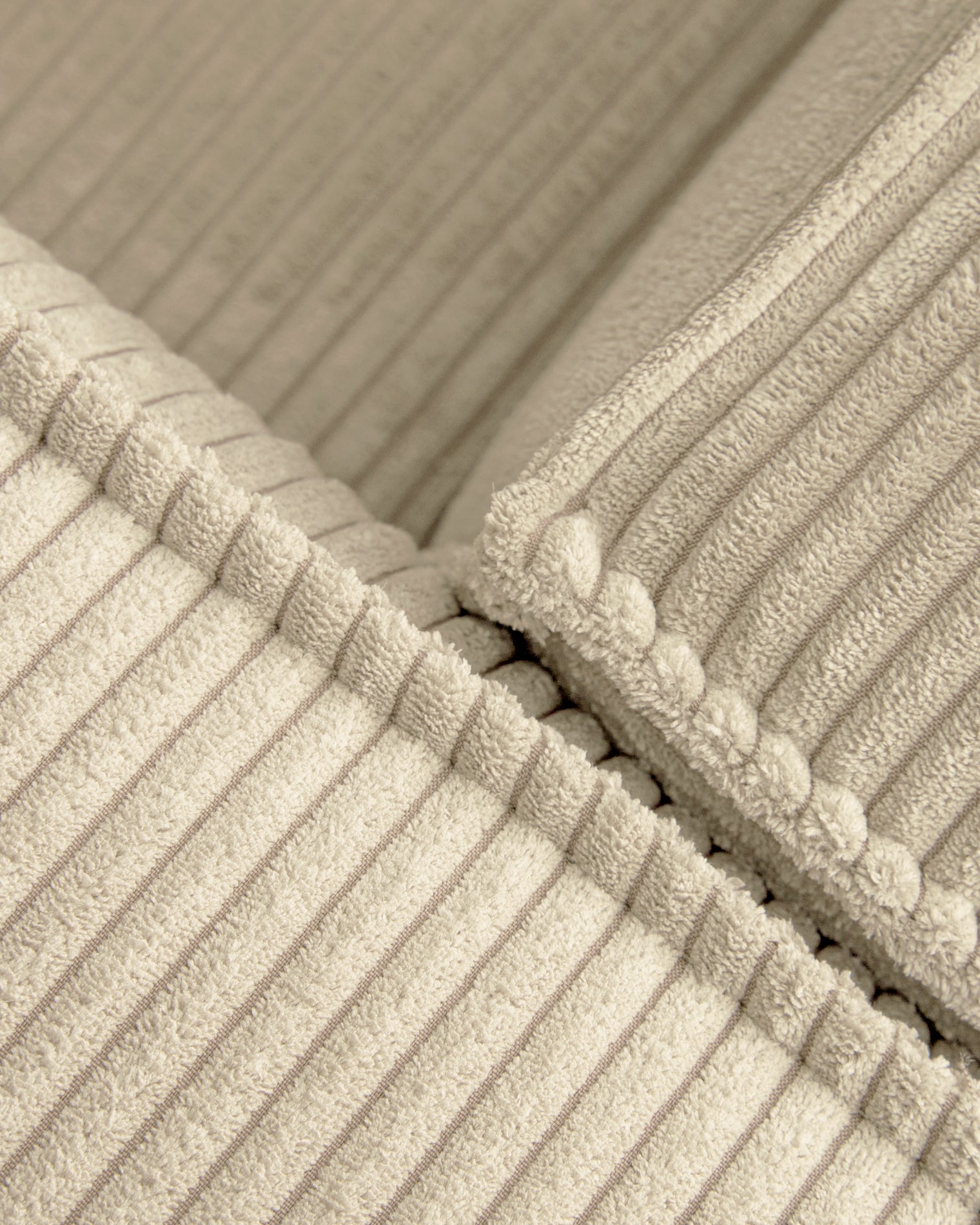 Elegantes 2-Sitzer-Sofa Blok aus weichem Cord in Naturton, mit praktischer Chaiselongue rechts, perfekt für stilvolle Wohnzimmer.