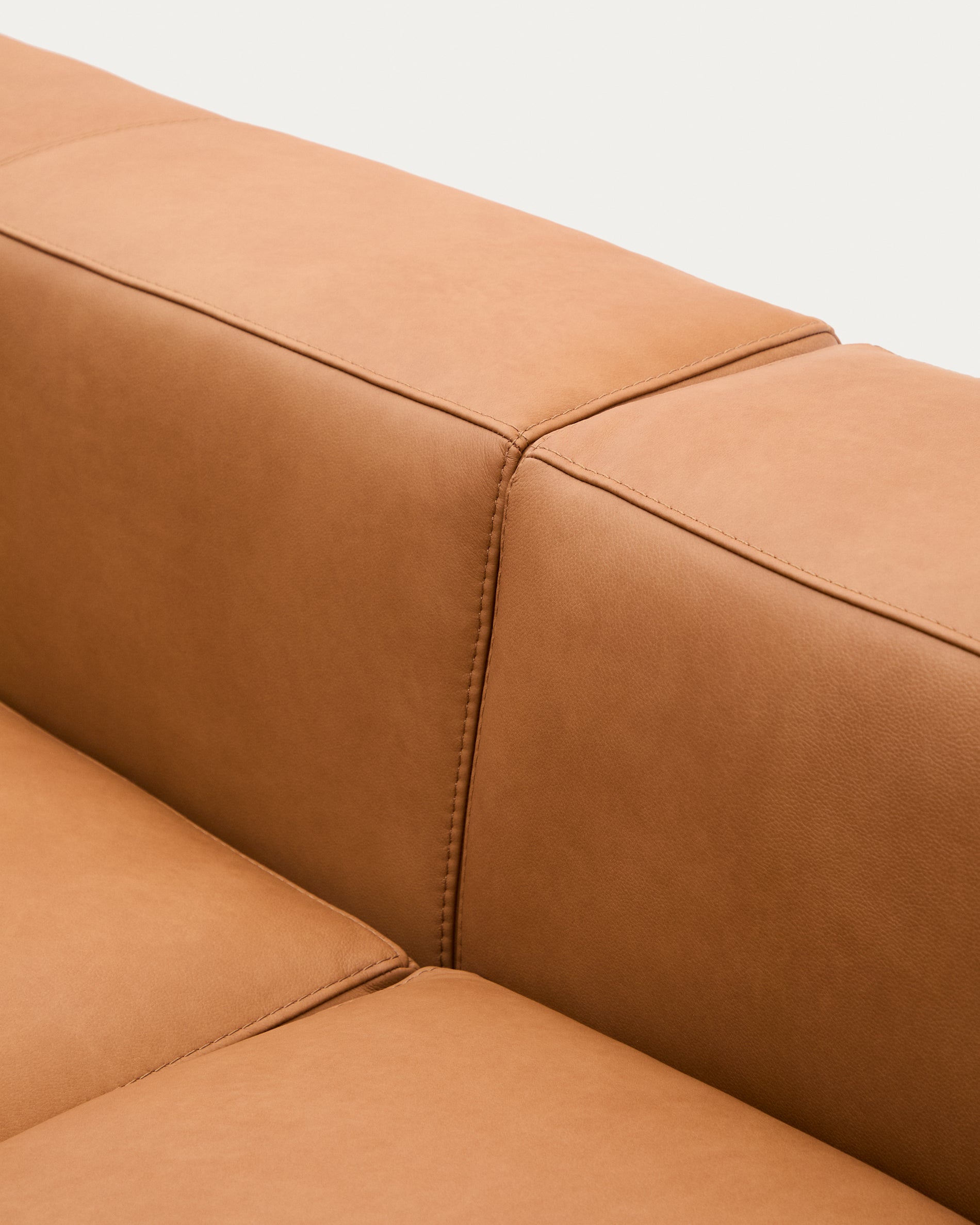 Sofa Blok aus braunem Leder 2-Sitzer Chaiselongue rechts 240 cm in Braun präsentiert im Onlineshop von KAQTU Design AG. 2er Sofa ist von Kave Home