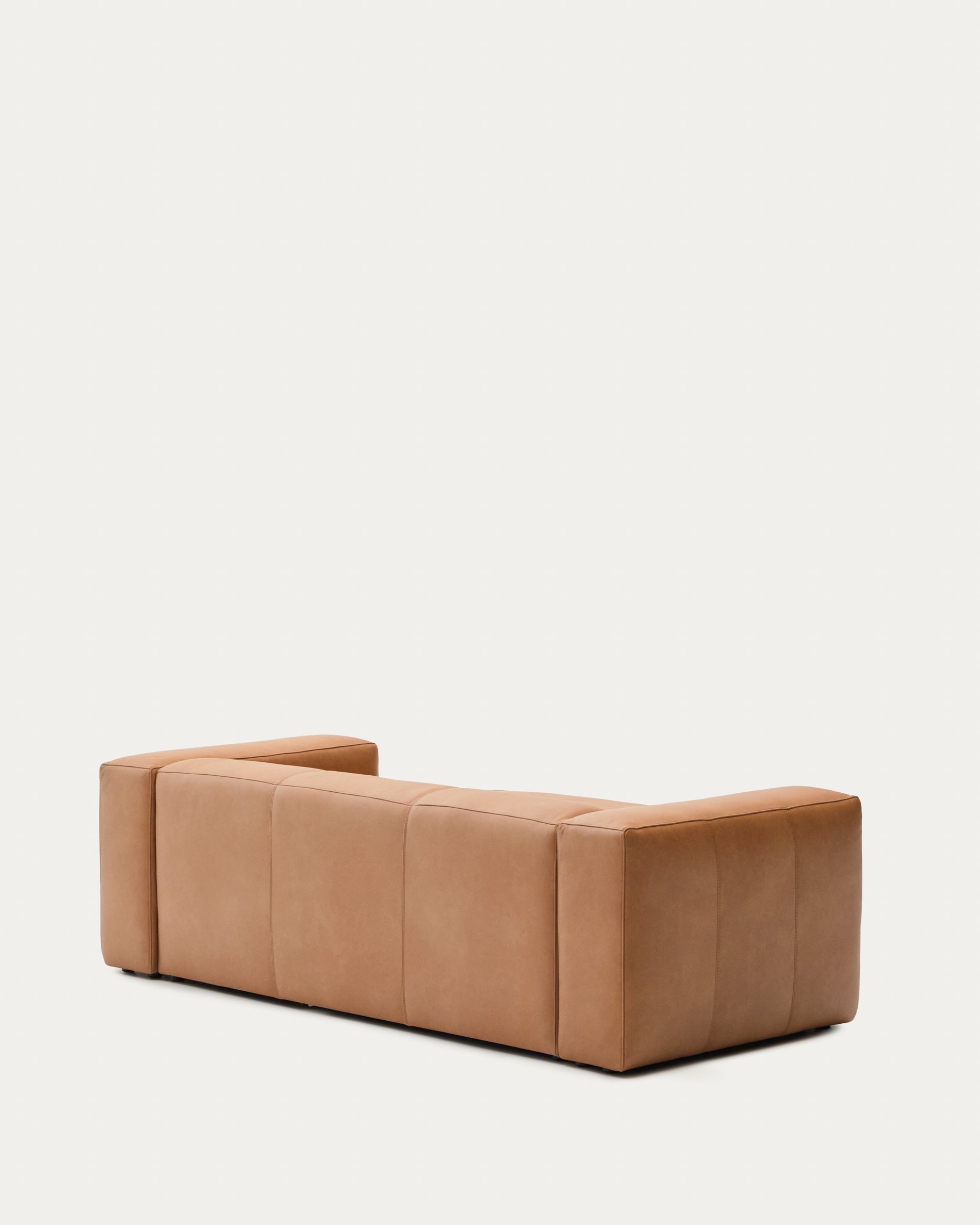 Sofa Blok aus braunem Leder 2-Sitzer Chaiselongue rechts 240 cm in Braun präsentiert im Onlineshop von KAQTU Design AG. 2er Sofa ist von Kave Home
