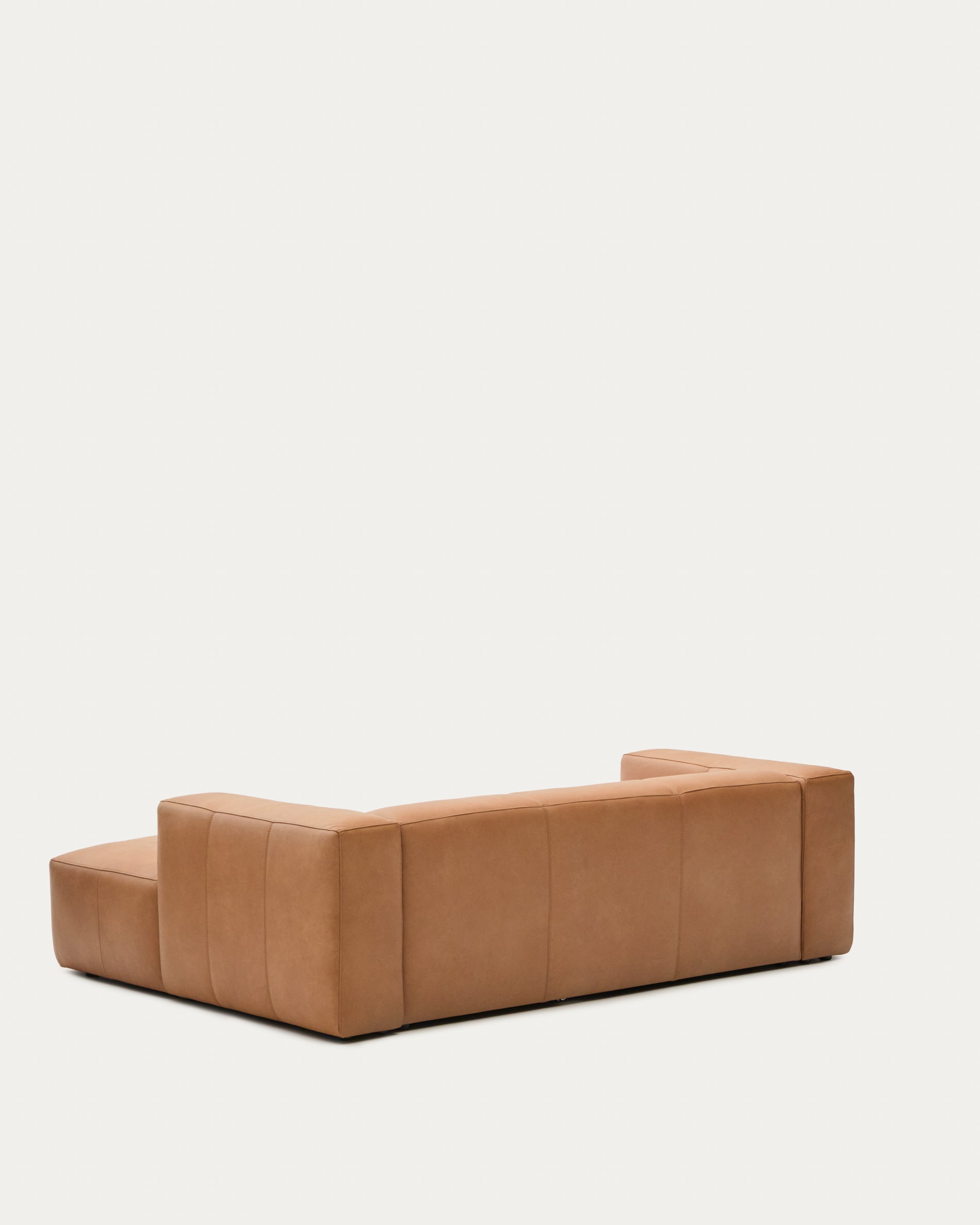 Sofa Blok aus braunem Leder 2-Sitzer Chaiselongue rechts 240 cm in Braun präsentiert im Onlineshop von KAQTU Design AG. 2er Sofa ist von Kave Home