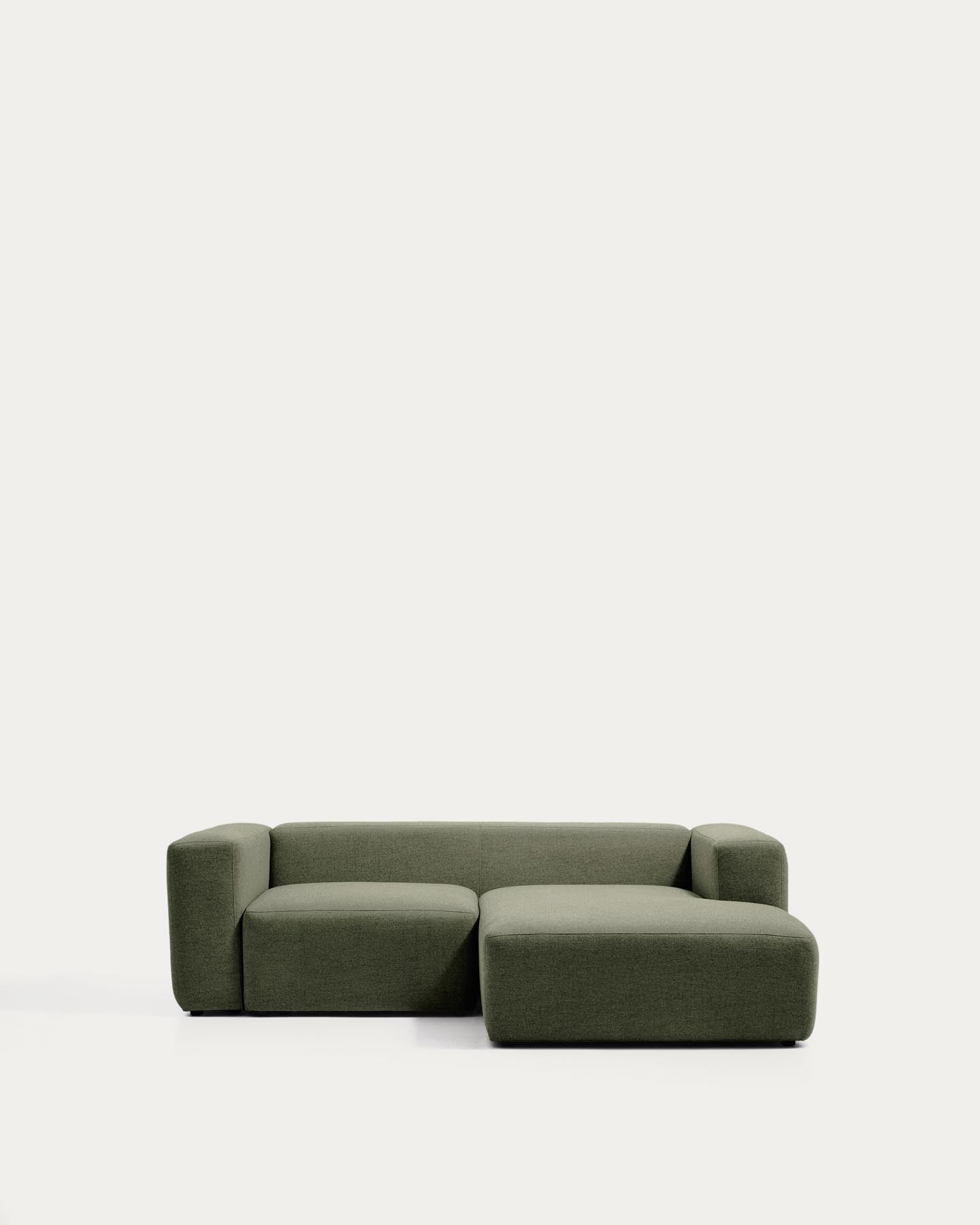 2-Sitzer-Sofa Blok mit Chaiselongue rechts in moosgrüner Chenille, 240 cm, FSC Mix Credit in Grün präsentiert im Onlineshop von KAQTU Design AG. L-Sofa rechts ist von Kave Home
