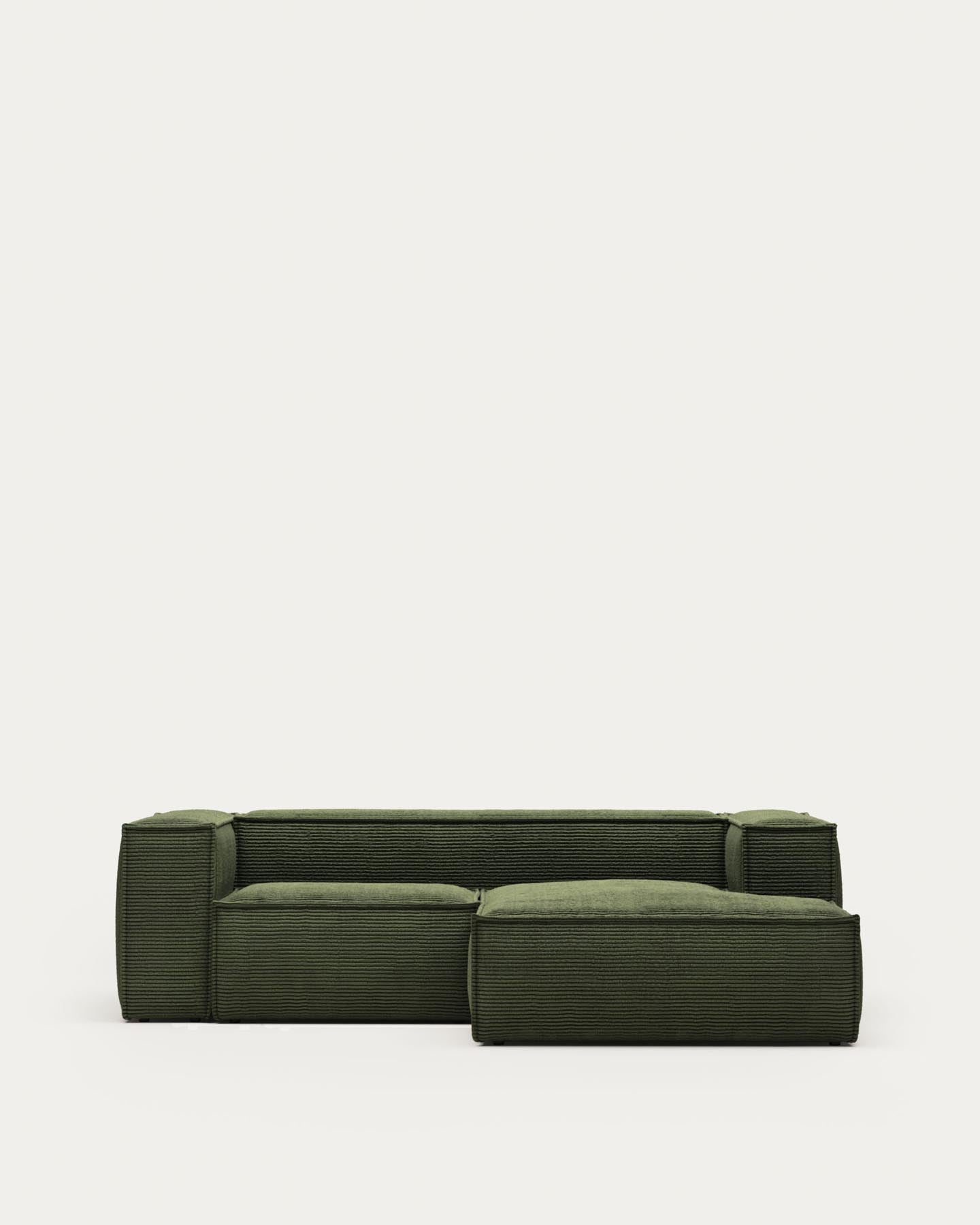 2-Sitzer-Sofa Blok mit Chaiselongue rechts, schwer entflammbar mit dickem, grünen Cord, 240 cm, FSC Mix Credit in Grün präsentiert im Onlineshop von KAQTU Design AG. 2er Sofa ist von Kave Home