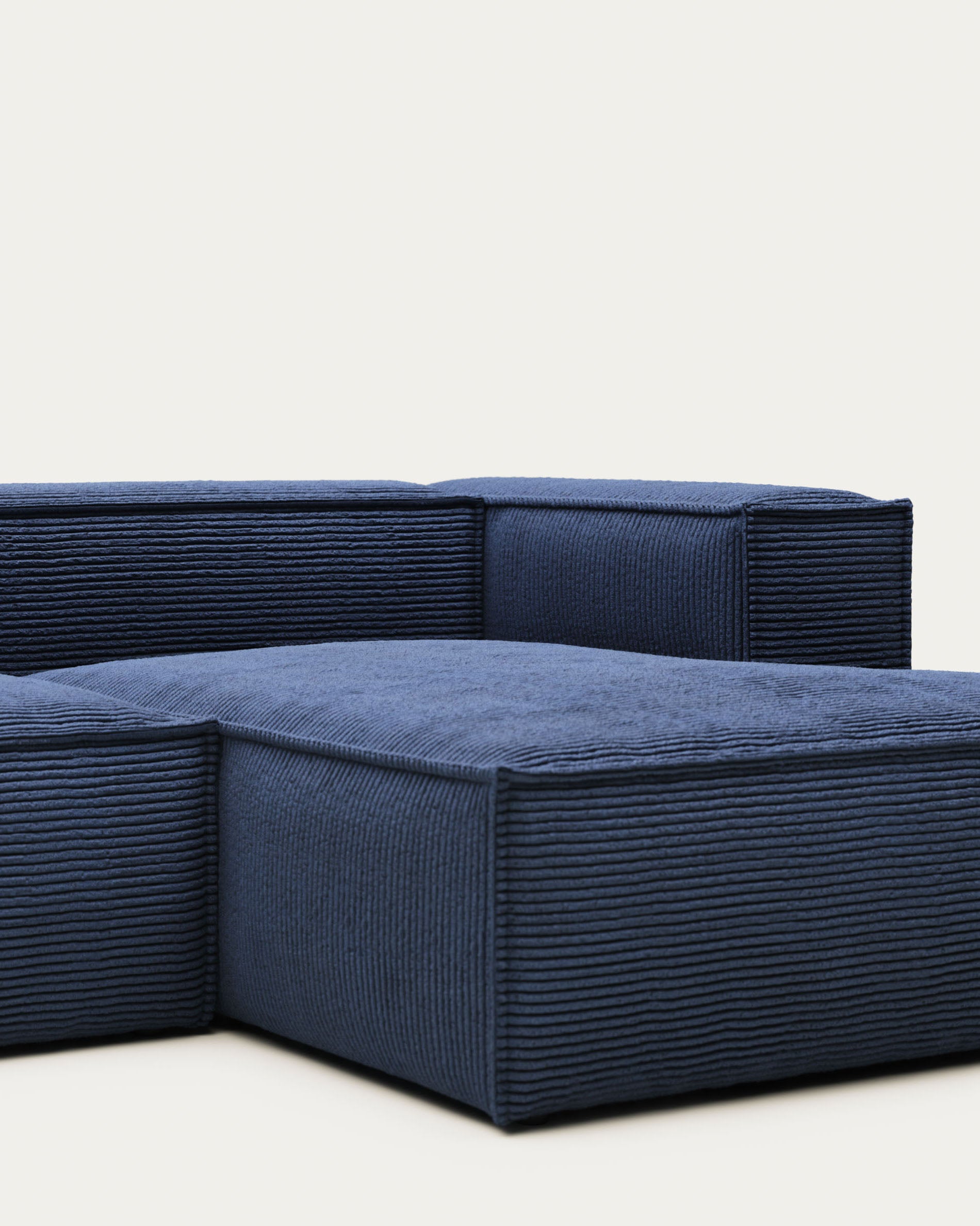 Blok 2-Sitzer-Sofa mit Chaiselongue rechts breiter Cord dunkelblau 240 cm FR in Blau präsentiert im Onlineshop von KAQTU Design AG. 2er Sofa ist von Kave Home