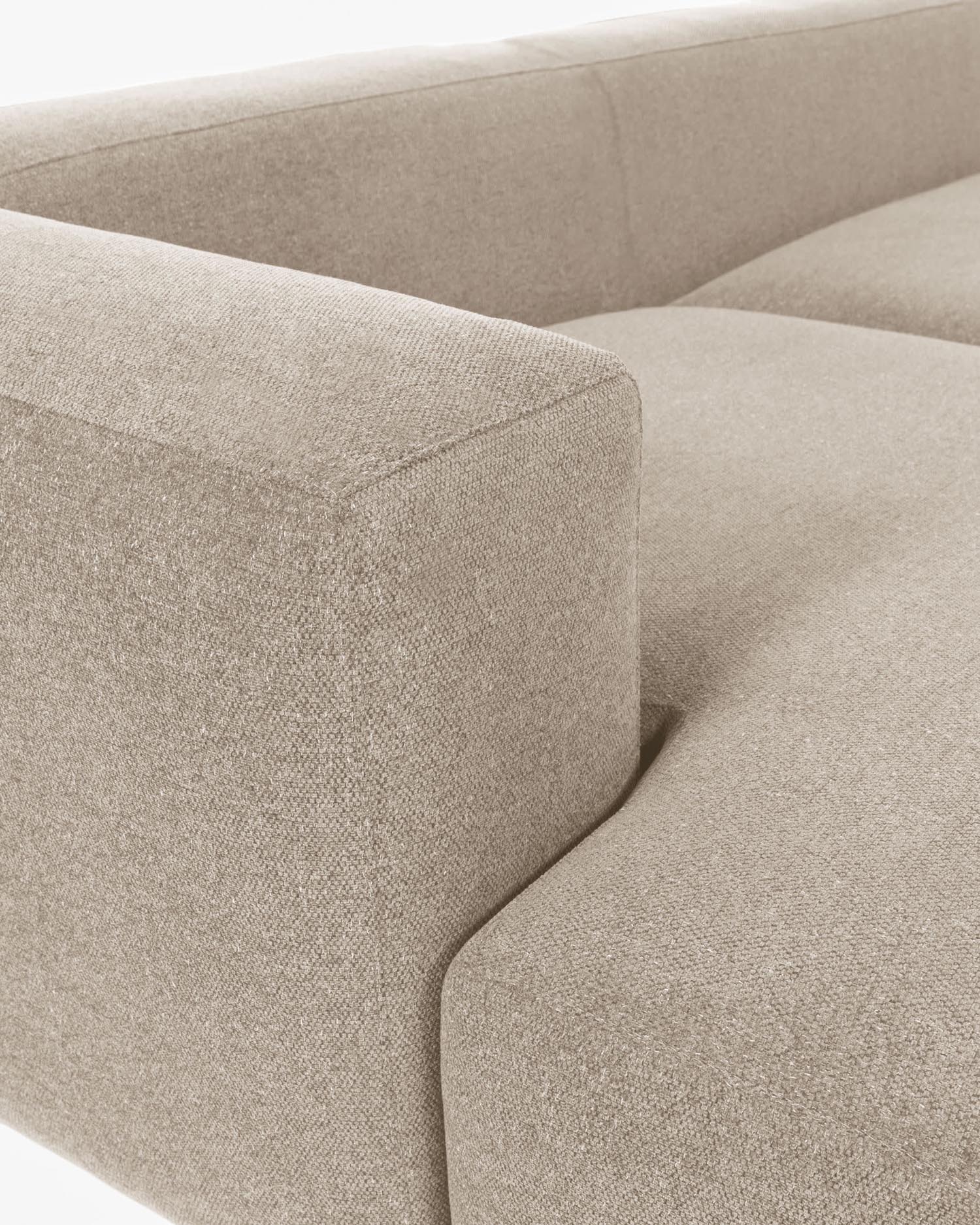 Beige 2-Sitzer-Sofa mit linker Chaiselongue, 240 cm, von Kave Home. Hochwertige Chenille, elegantes Design, nachhaltig und pflegeleicht.