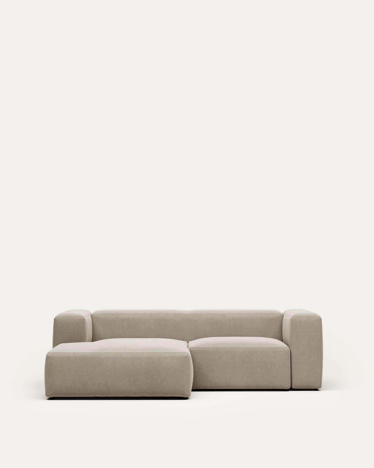 2-Sitzer-Sofa Blok mit Chaiselongue links, schwer entflammbar mit beiger Chenille, 240 cm in Beige präsentiert im Onlineshop von KAQTU Design AG. 2er Sofa ist von Kave Home