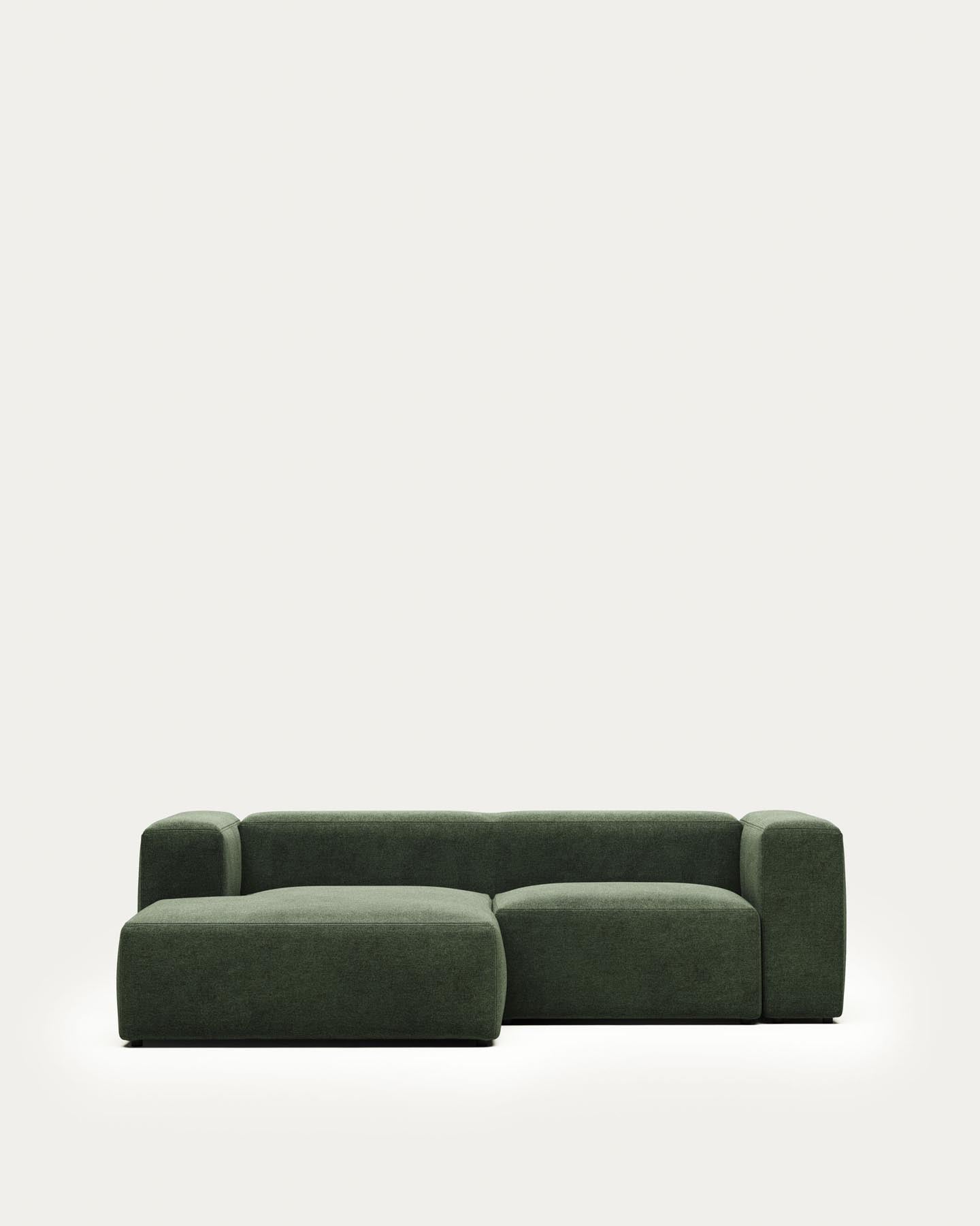 2-Sitzer-Sofa Blok mit Chaiselongue links, schwer entflammbar mit grüner Chenille, 240 cm in Grün präsentiert im Onlineshop von KAQTU Design AG. 2er Sofa ist von Kave Home