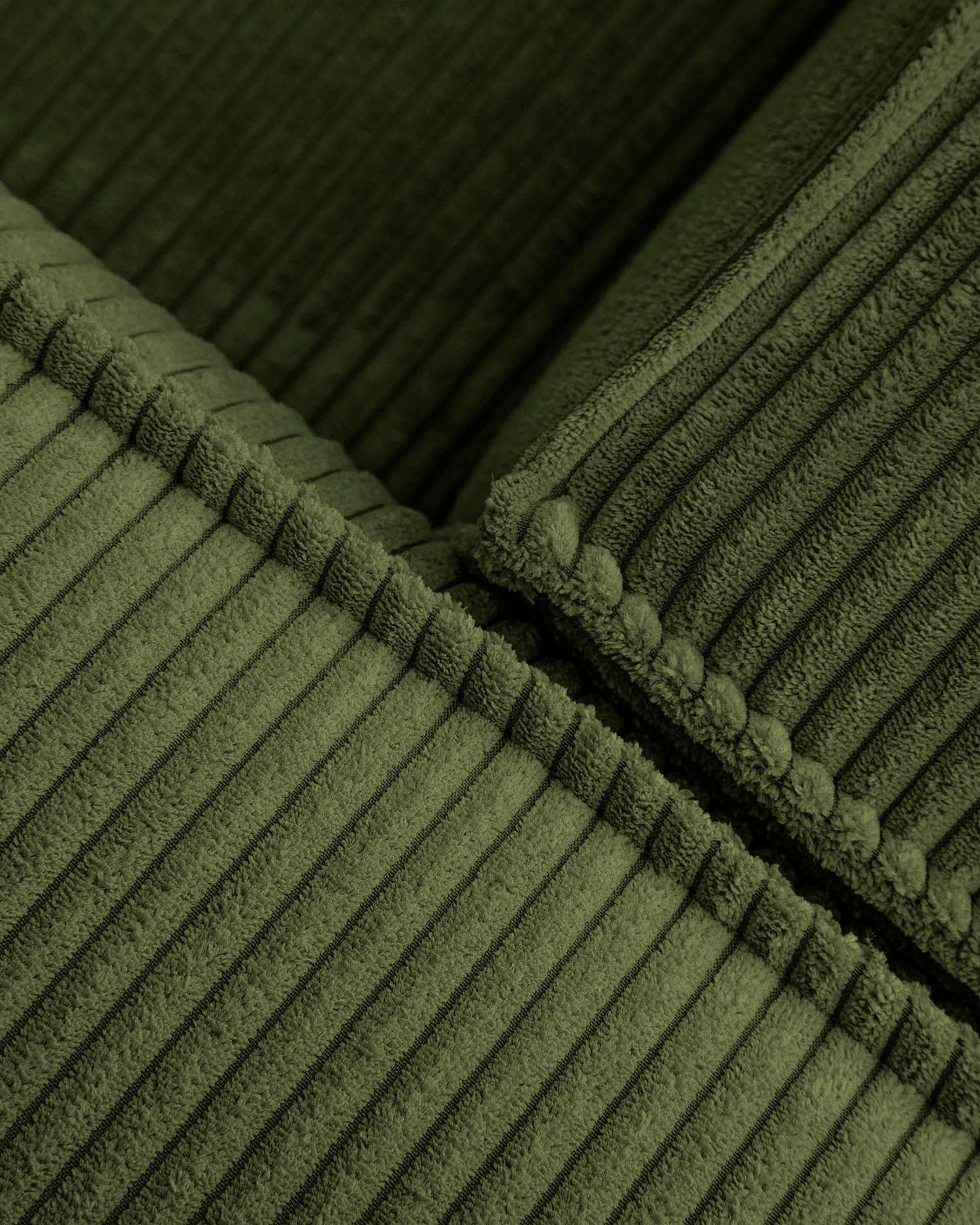 Stylisches 2-Sitzer-Sofa mit Chaiselongue links, grünem Cord und 240 cm Breite. Ideal für gemütliche Stunden und umweltbewusste Einrichtung.