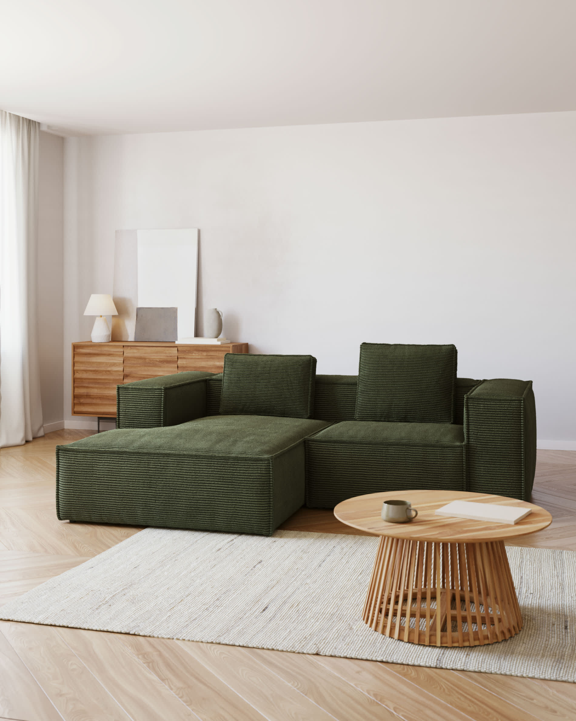 Elegantes 2-Sitzer-Sofa mit linker Chaiselongue, grünem Cordbezug, 240 cm breit, nachhaltig gefertigt mit FSC-Mix-Zertifikat.