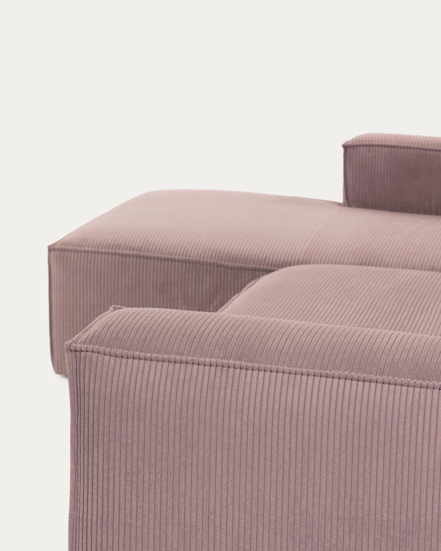 Stylisches 2-Sitzer-Sofa mit linker Chaiselongue in robustem rosa Cord, 240 cm, perfekt für gemütliche Stunden und moderne Wohnräume.