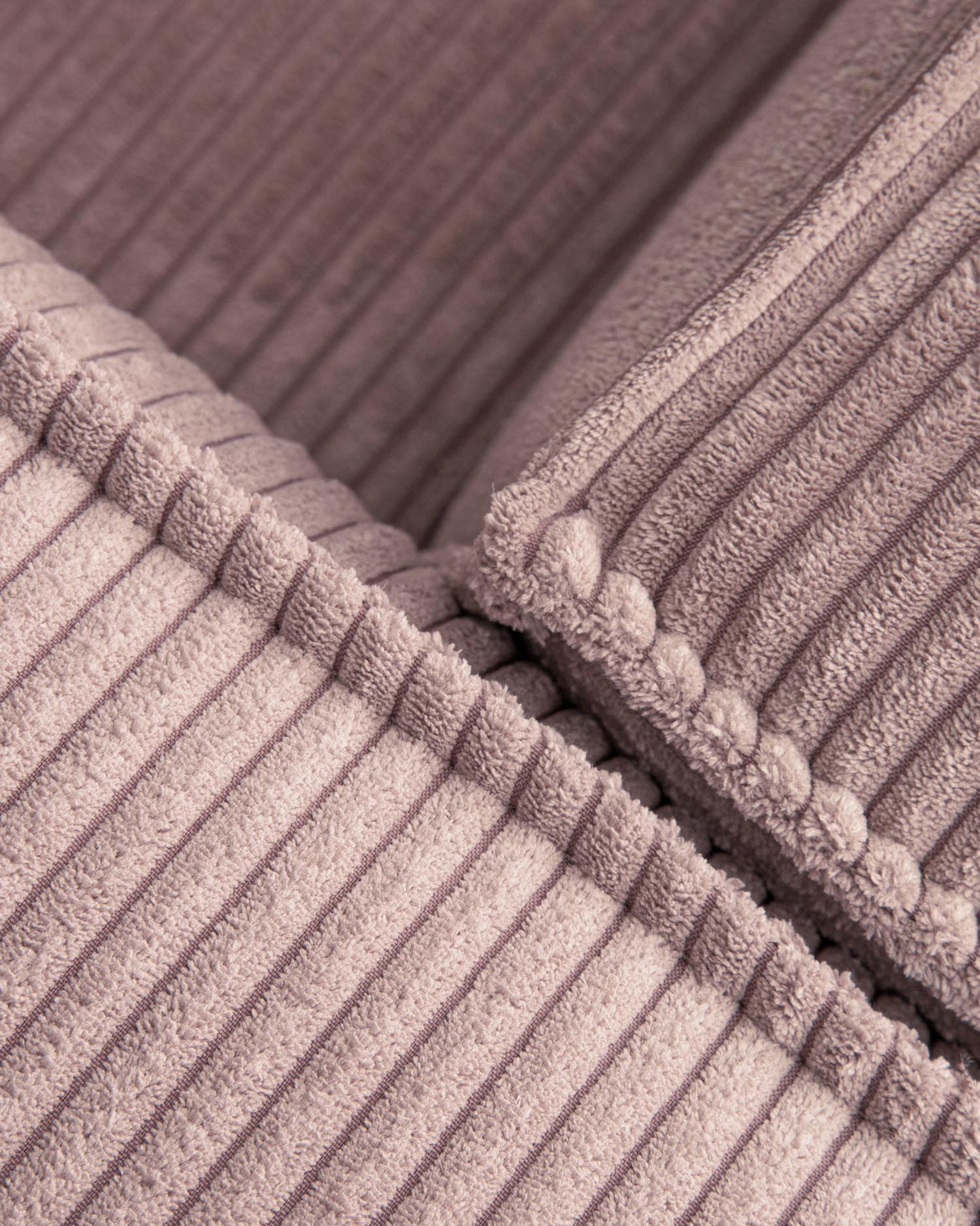 Elegantes 2-Sitzer-Sofa mit linker Chaiselongue in weichem rosa Cord, 240 cm, ideal für stilvolle Entspannung in jedem Raum.