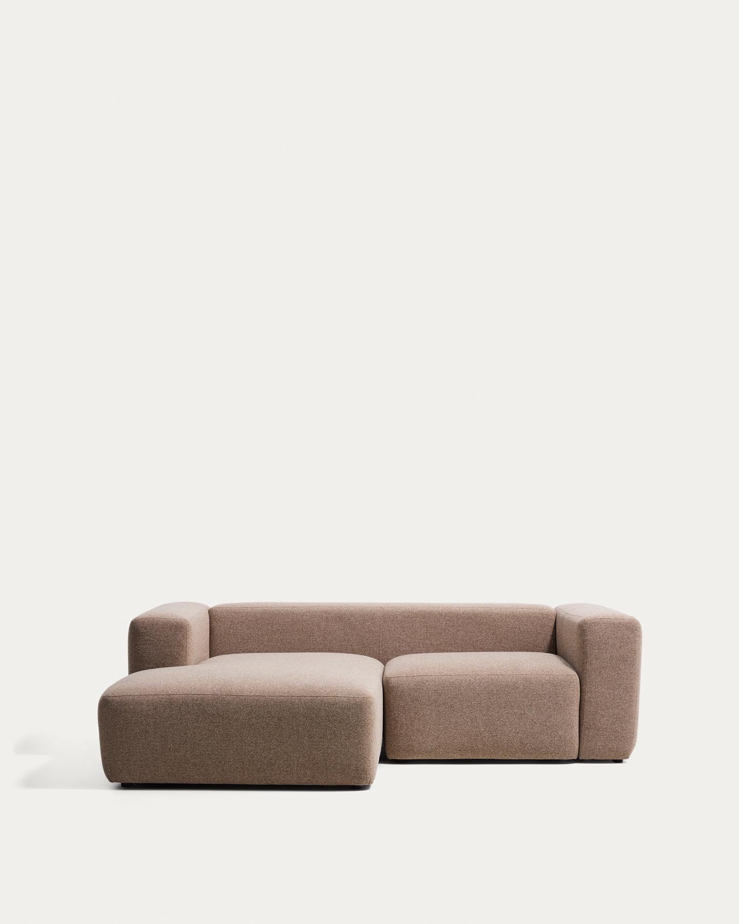 2-Sitzer-Sofa Blok mit Chaiselongue links in brauner Chenille, 240 cm, FSC Mix Credit in Taupe präsentiert im Onlineshop von KAQTU Design AG. L-Sofa links ist von Kave Home