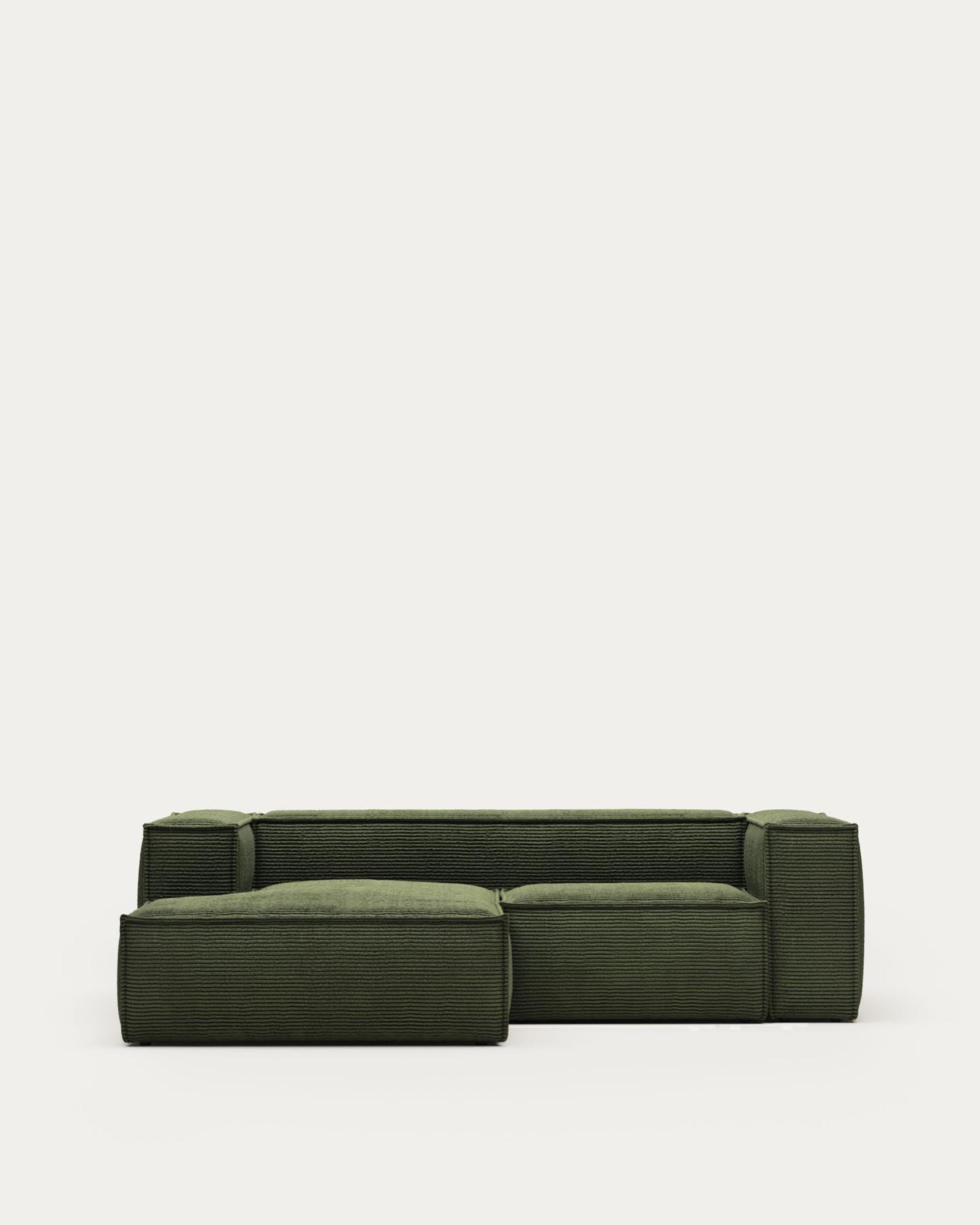 2-Sitzer-Sofa Blok mit Chaiselongue links, schwer entflammbar mit dickem, grünen Cord, 240 cm, FSC Mix Credit in Grün präsentiert im Onlineshop von KAQTU Design AG. 2er Sofa ist von Kave Home