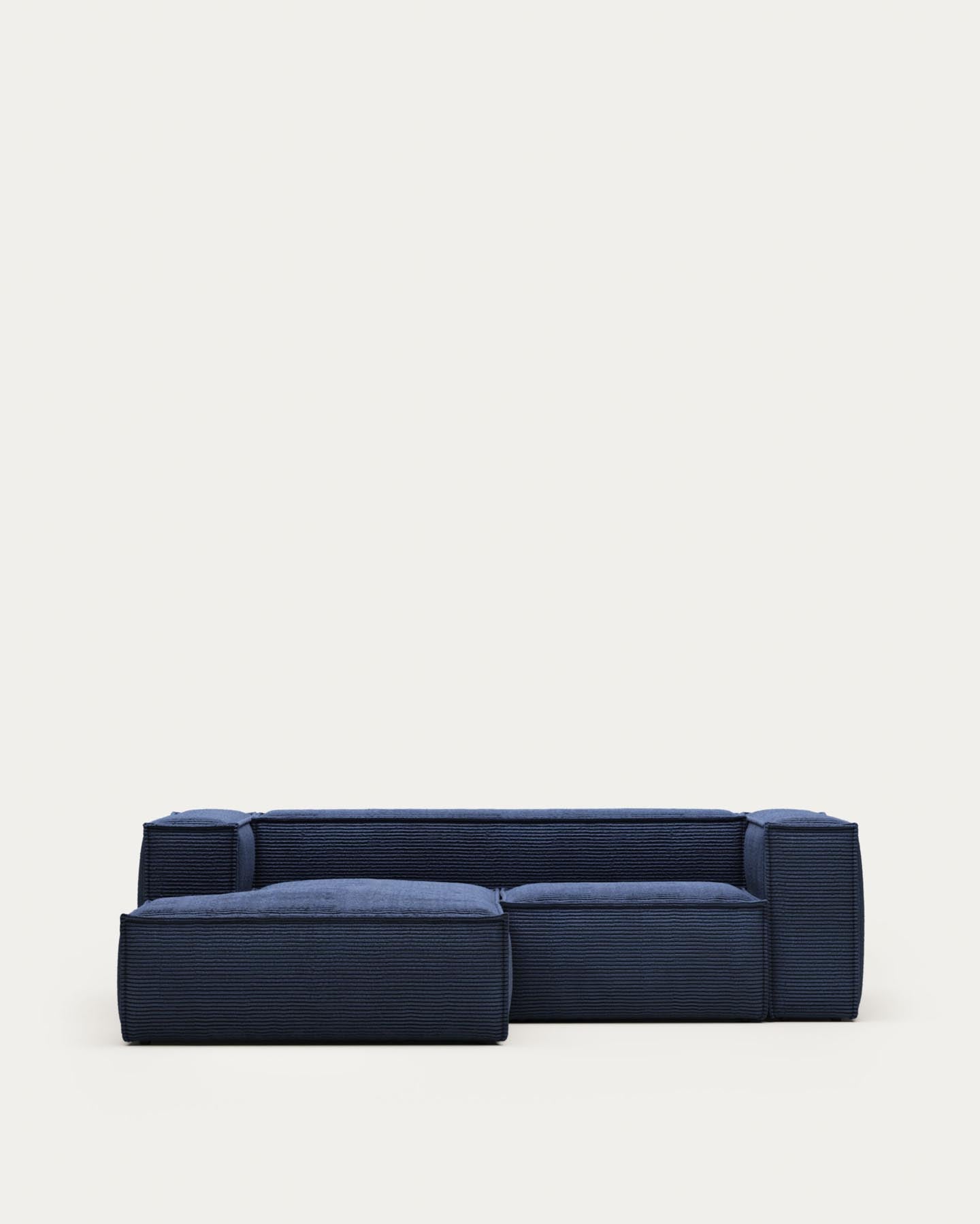 2-Sitzer-Sofa Blok mit Chaiselongue links, schwer entflammbar mit dickem, blauem Cord, 240 cm, FSC Mix Credit in Blau präsentiert im Onlineshop von KAQTU Design AG. 2er Sofa ist von Kave Home