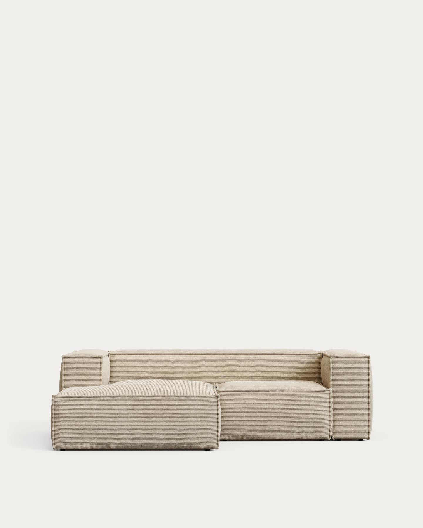 2-Sitzer-Sofa Blok schwer entflammbar mit Chaiselongue links und dickem Cord in Ecru 240 cm FSC Mix Credit in Ecru präsentiert im Onlineshop von KAQTU Design AG. L-Sofa links ist von Kave Home