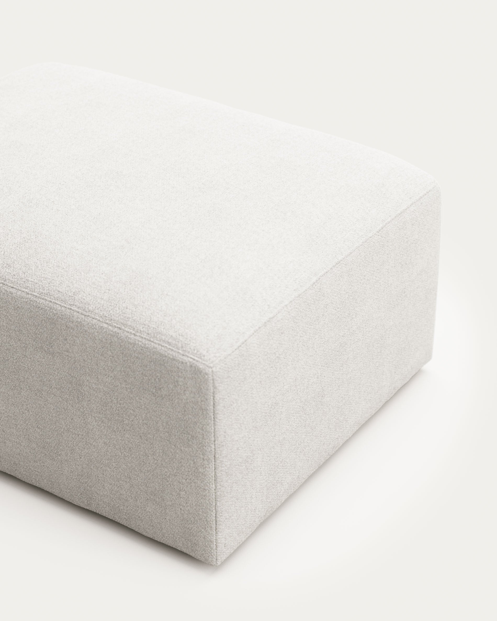 Fussablage Blok, schwer entflammbar mit weissem Lammfellimitat, 90 x 74 cm, FSC Mix Credit in Weiss präsentiert im Onlineshop von KAQTU Design AG. Pouf ist von Kave Home