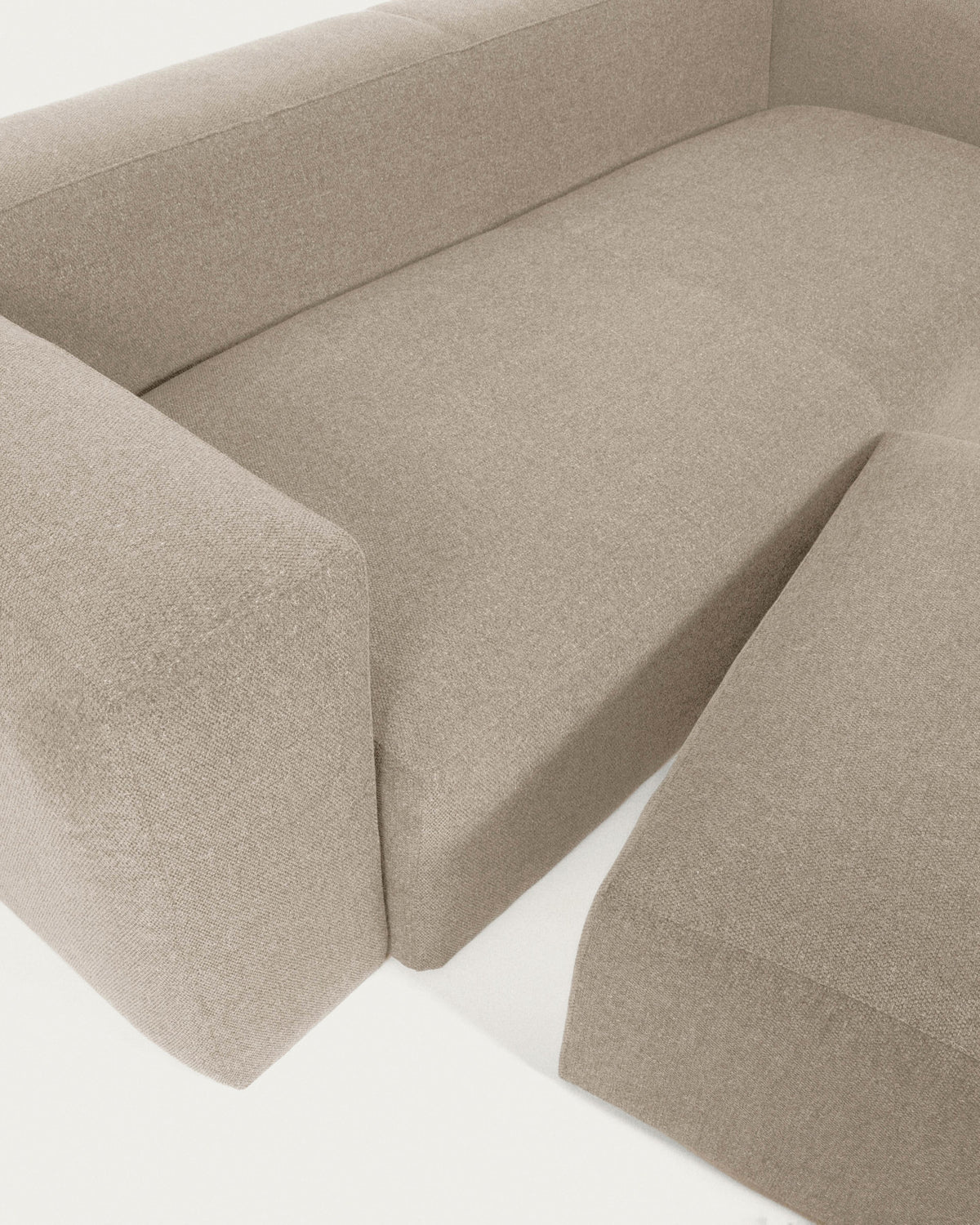 Fussablage Blok mit beiger Chenille 90 x 74 cm FSC Mix Credit in Beige präsentiert im Onlineshop von KAQTU Design AG. Pouf ist von Kave Home