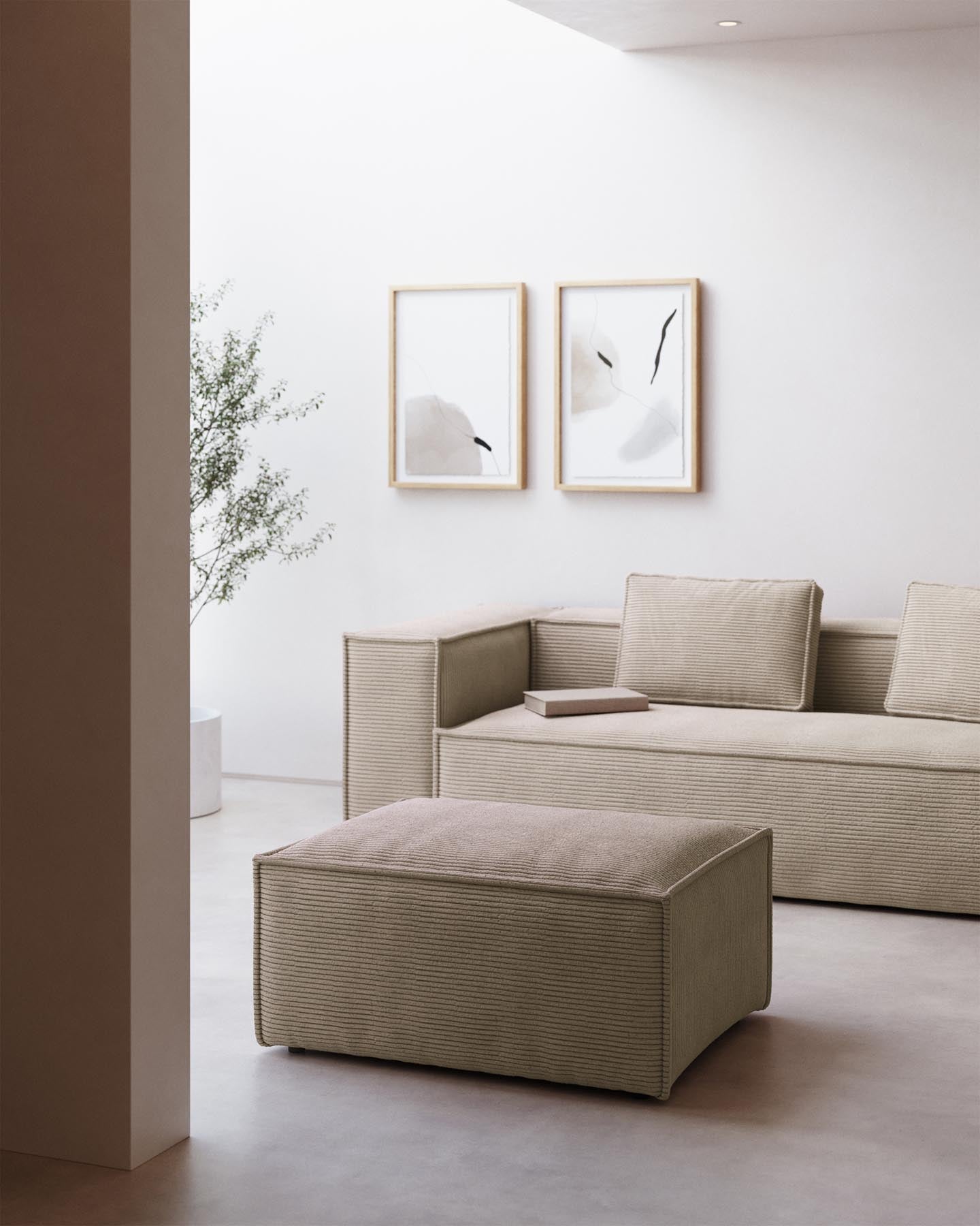 Fussablage Blok schwer entflammbar mit dickem Cord in Ecru 90 x 74 cm FSC Mix Credit FR in Ecru präsentiert im Onlineshop von KAQTU Design AG. Pouf ist von Kave Home