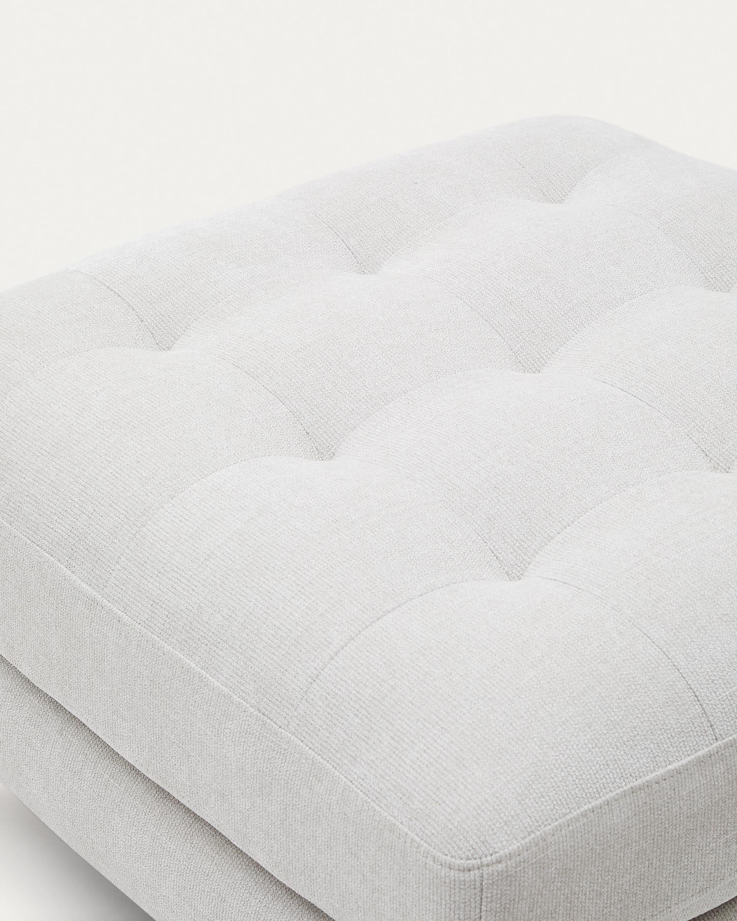 Stilvolle Debra Fussablage in perlfarbener Chenille, 80 x 80 cm, mit robusten Wenge-Beinen – ideal für Komfort und Eleganz in jedem Raum.