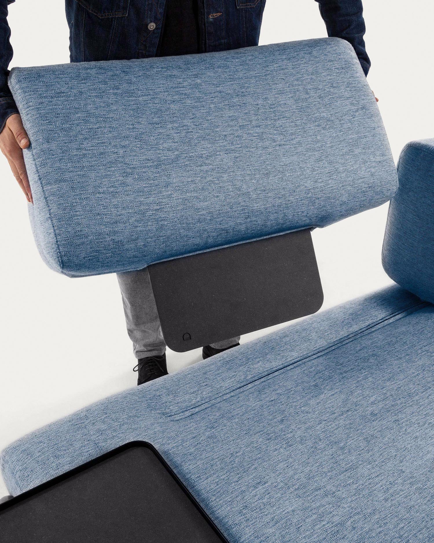 Das Compo 3-Sitzer Modul in elegantem Blau von Kave Home bietet großzügigen Platz und modernen Komfort für Ihr Wohnzimmer.