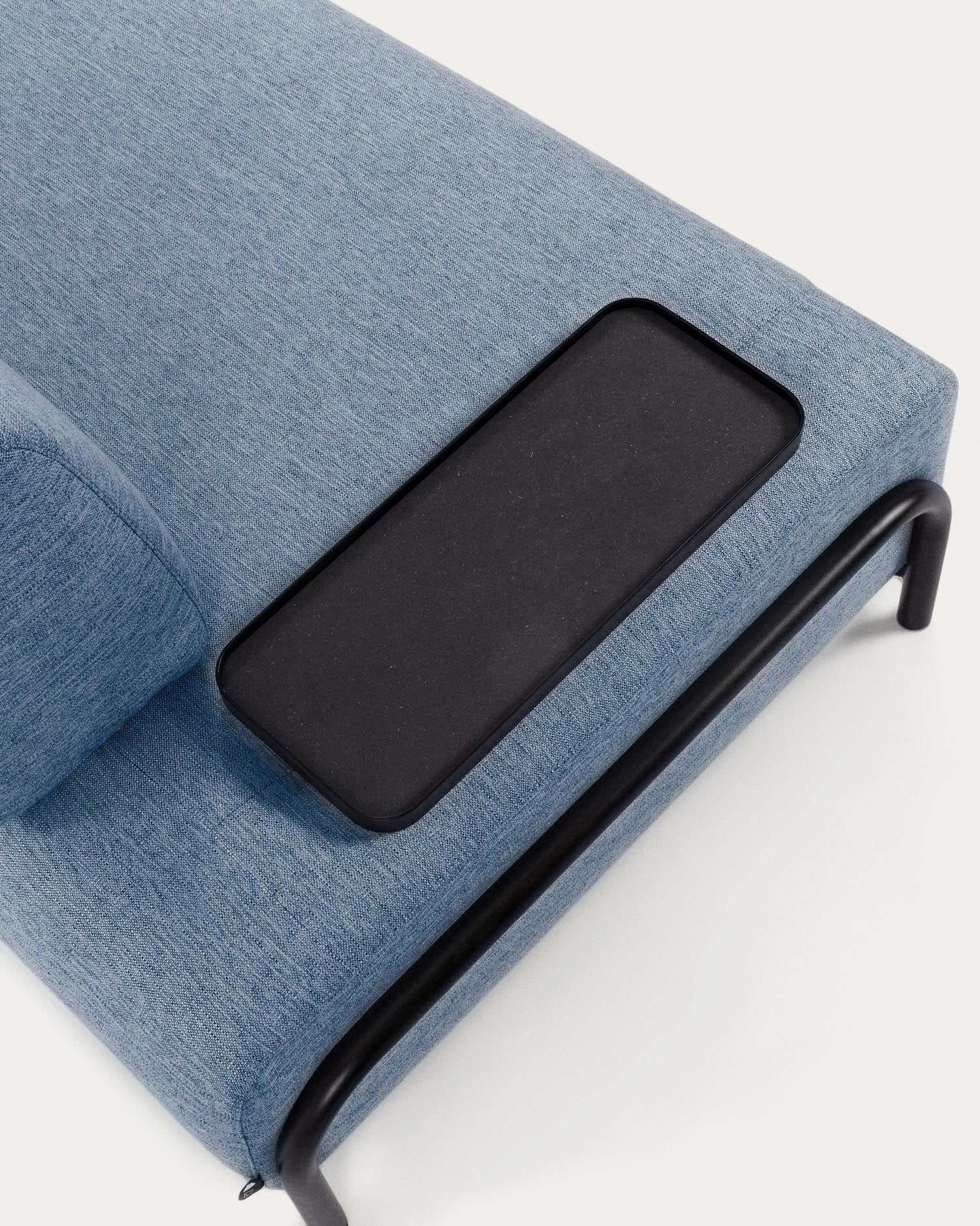 Das Compo 3-Sitzer Modul in stilvollem Blau von Kave Home vereint elegantes Design mit optimalem Komfort und passt perfekt in jedes Zuhause.