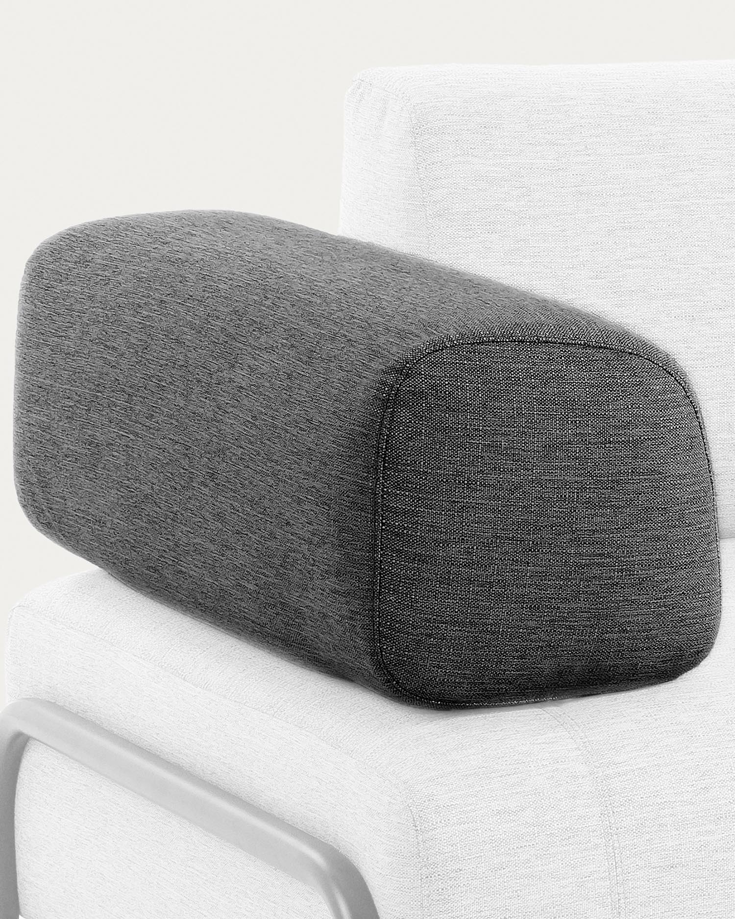 Die Compo Armlehne in Dunkelgrau von Kave Home kombiniert modernes Design mit Komfort und ist ideal für stilvolle Wohnräume.