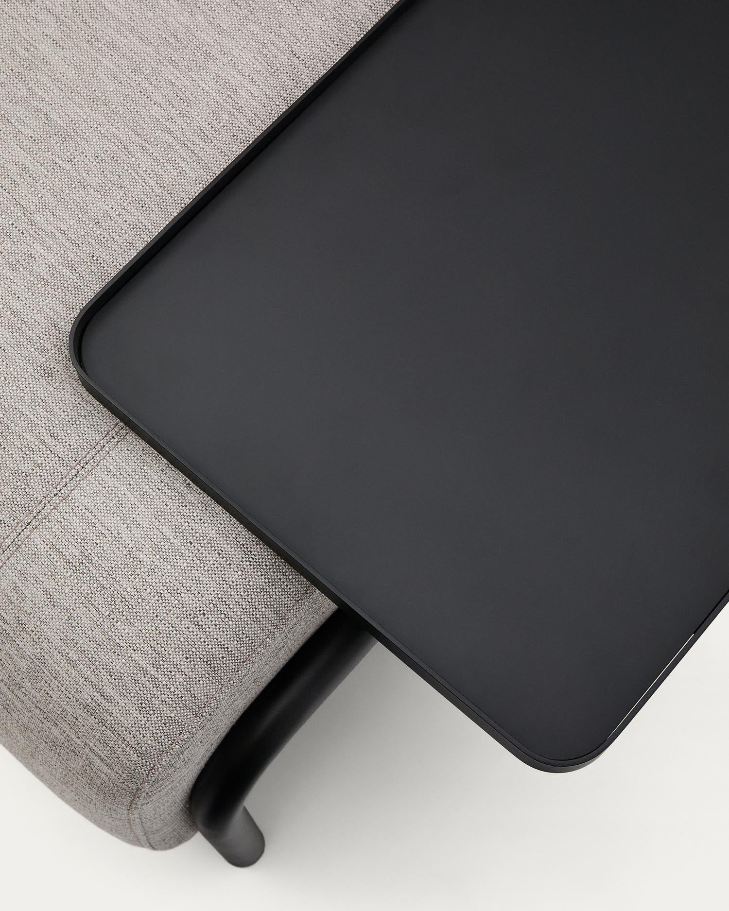 Das Compo große Tablett von Kave Home ist ein elegantes und funktionales Accessoire, perfekt für Ihr Sofa und vielseitig einsetzbar.