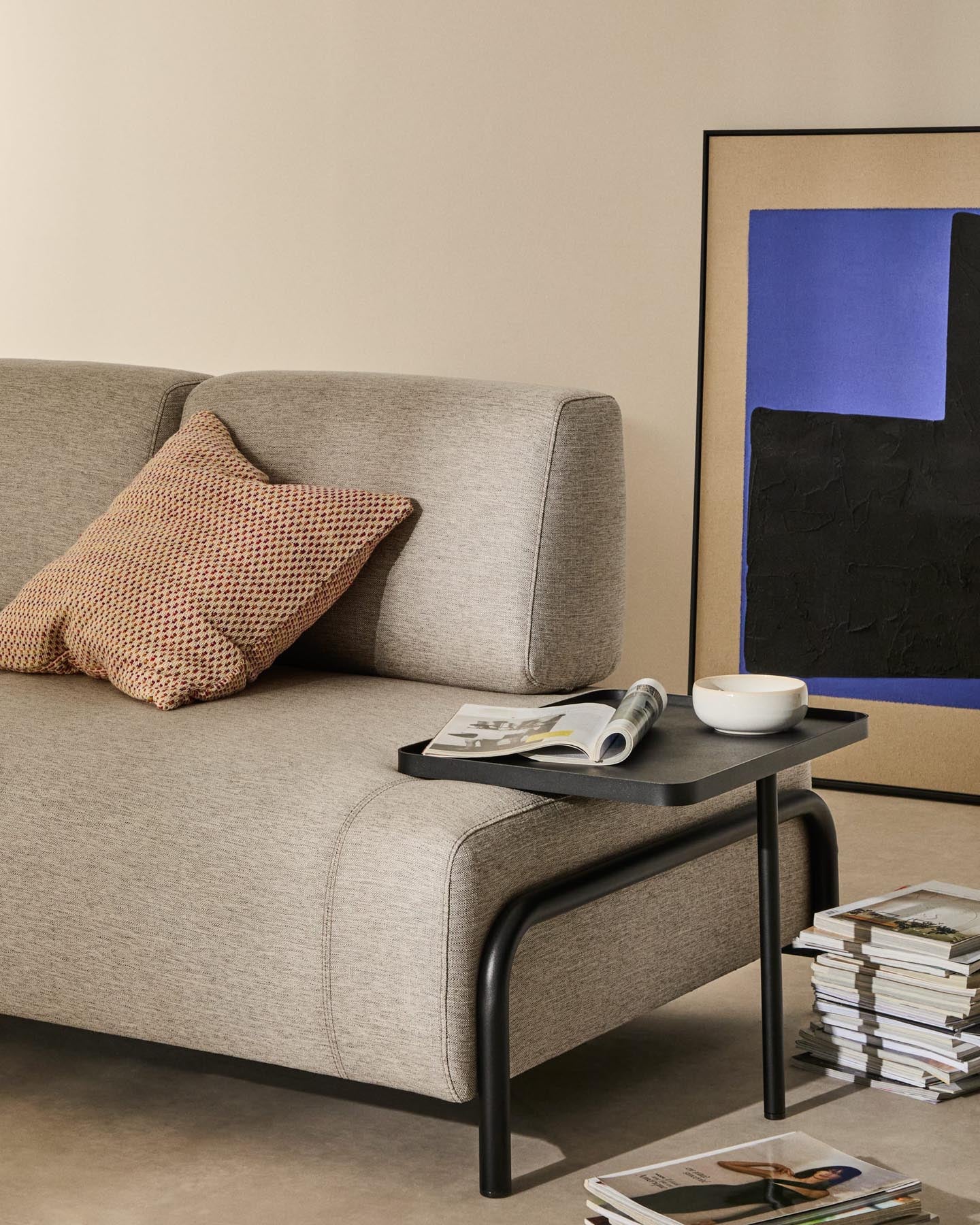 Entdecken Sie das stilvolle 2-Sitzer-Sofa Compo in Graubeige mit praktischem Tablett und robustem Metallgestell – ideal für modernes Wohnen!