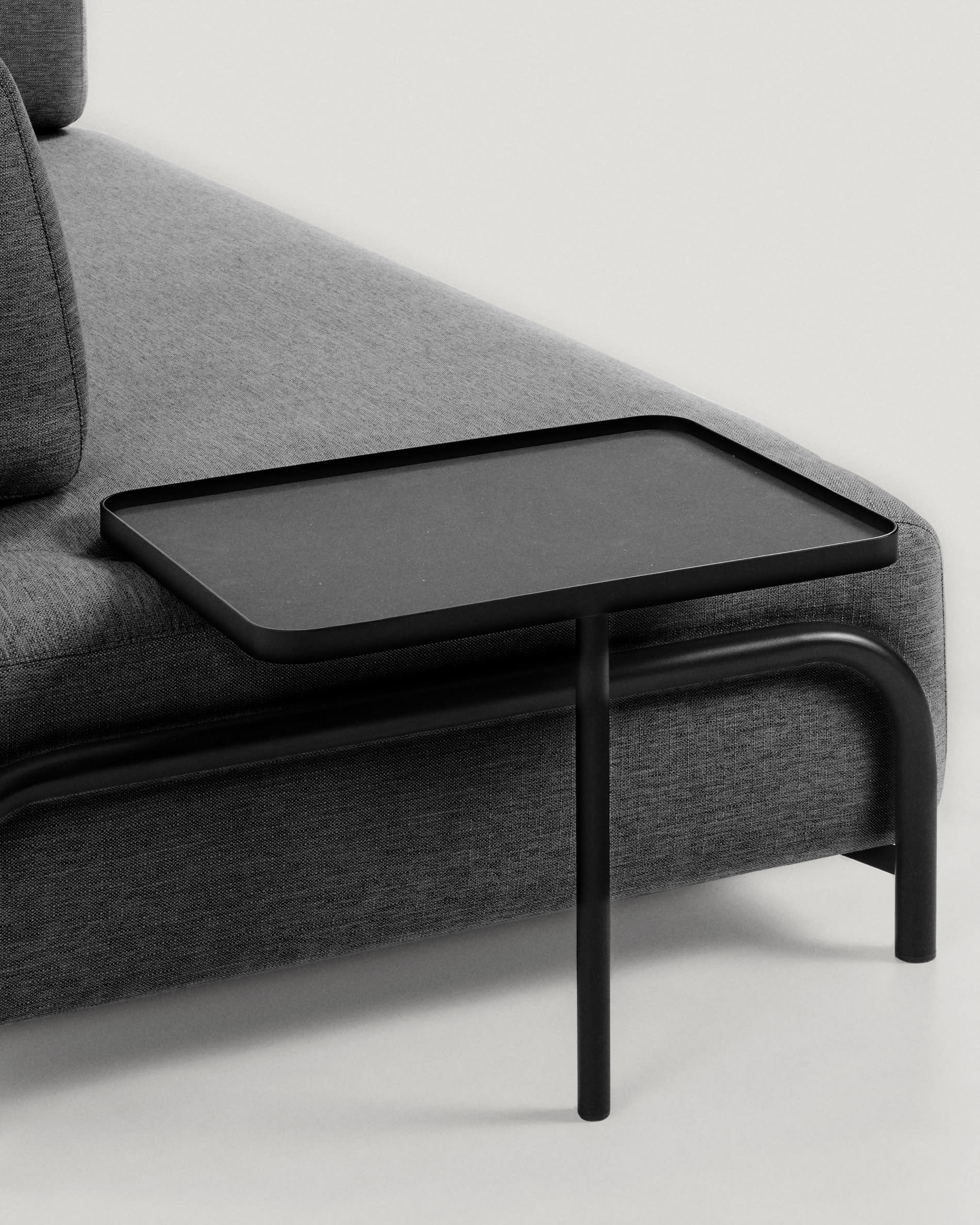 Stilvolles 3-Sitzer Sofa in Dunkelgrau von Kave Home, 252 cm breit, mit praktischem Tablett für Getränke und Snacks – ideal für Ihr Wohnzimmer.