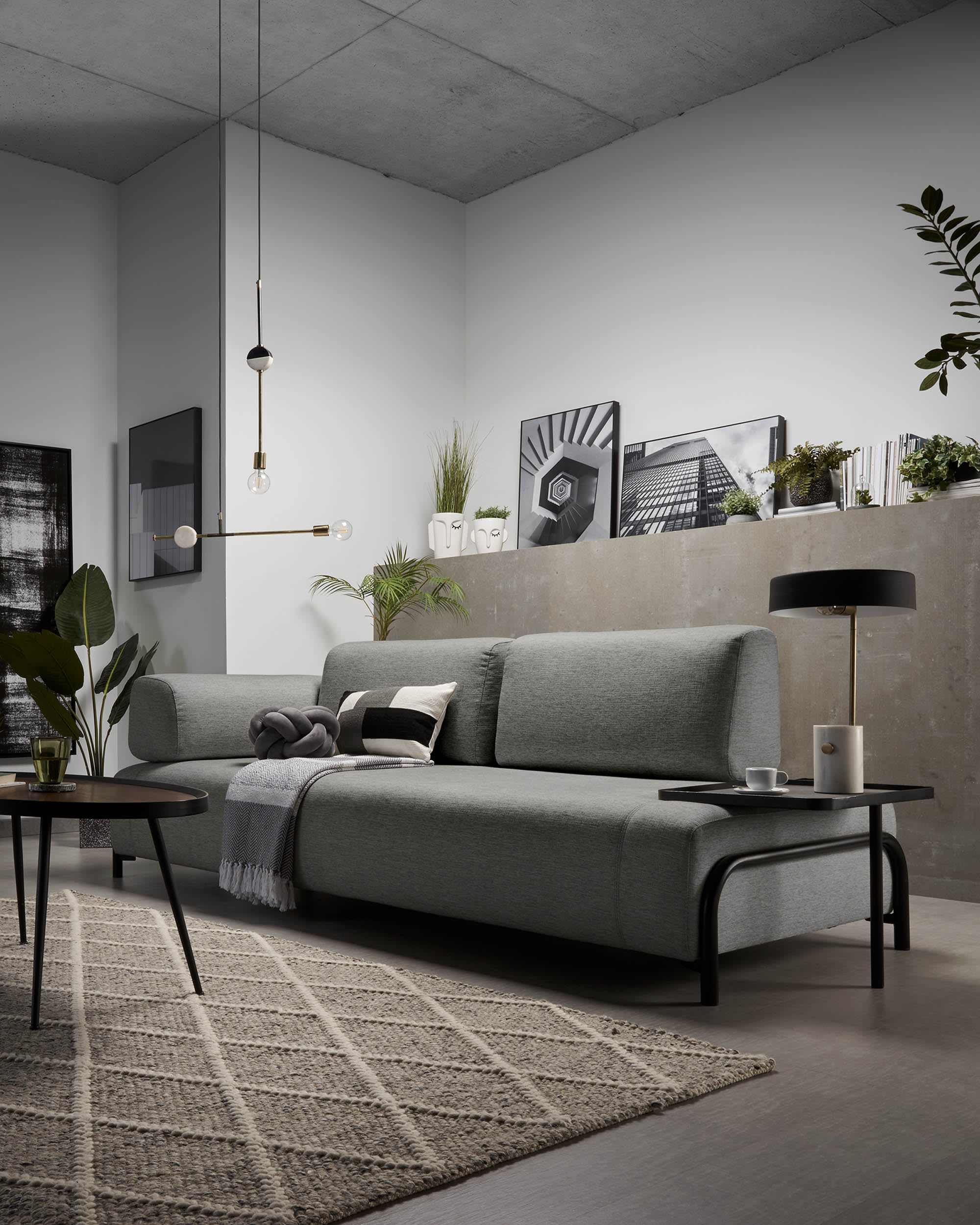 Elegantes 3-Sitzer Sofa in Dunkelgrau, 252 cm breit, mit integriertem Tablett, von Kave Home – modern und funktional.
