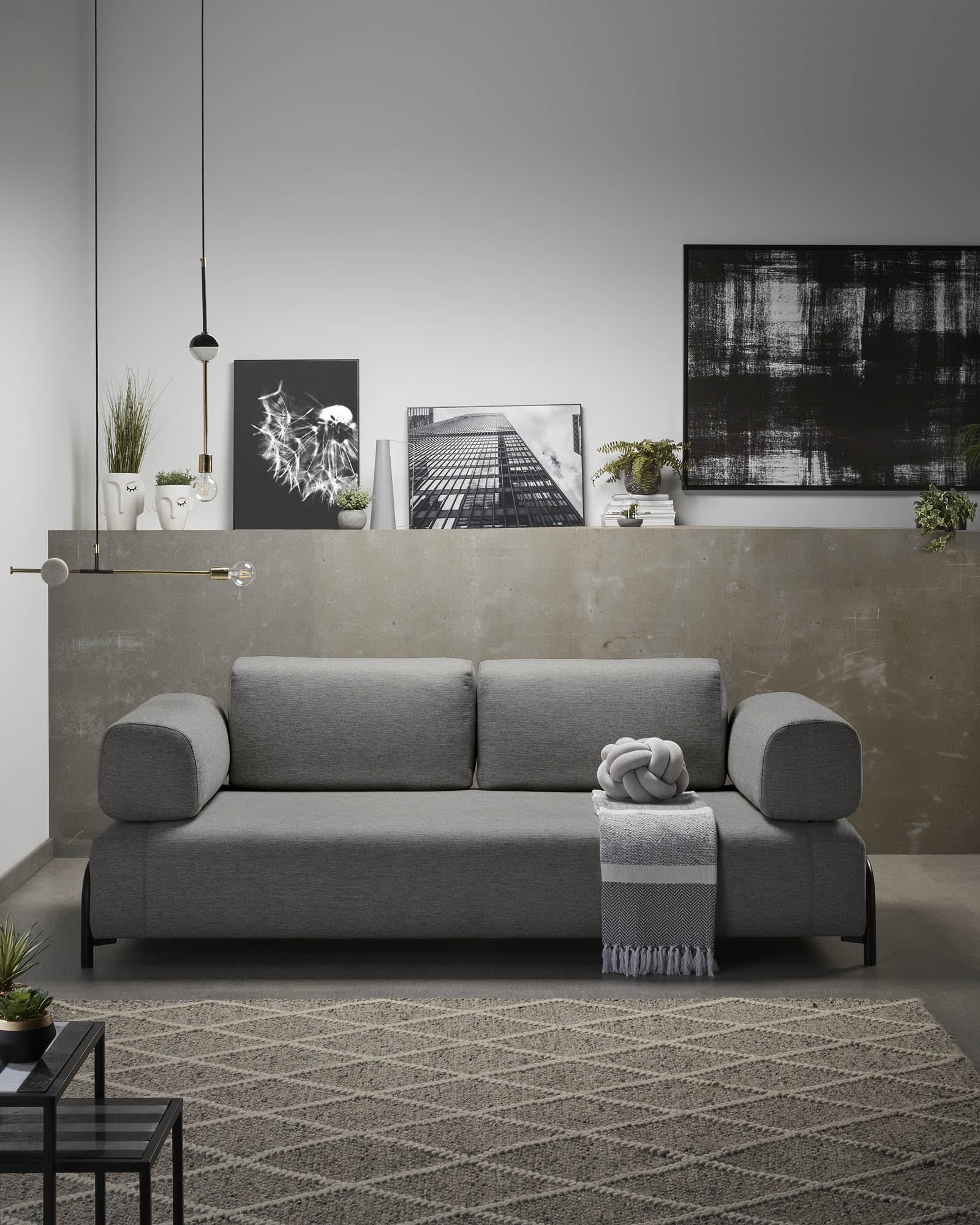 Elegantes 3-Sitzer Sofa in Dunkelgrau mit integriertem Tablett, 252 cm breit, von Kave Home – stilvoll und funktional.