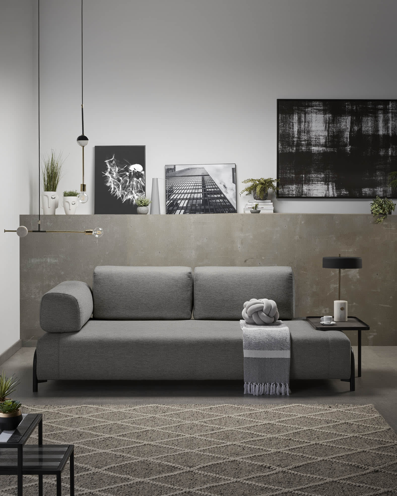 Elegantes 3-Sitzer Sofa in Dunkelgrau, 252 cm breit, mit integriertem Tablett, von Kave Home – modern und funktional.