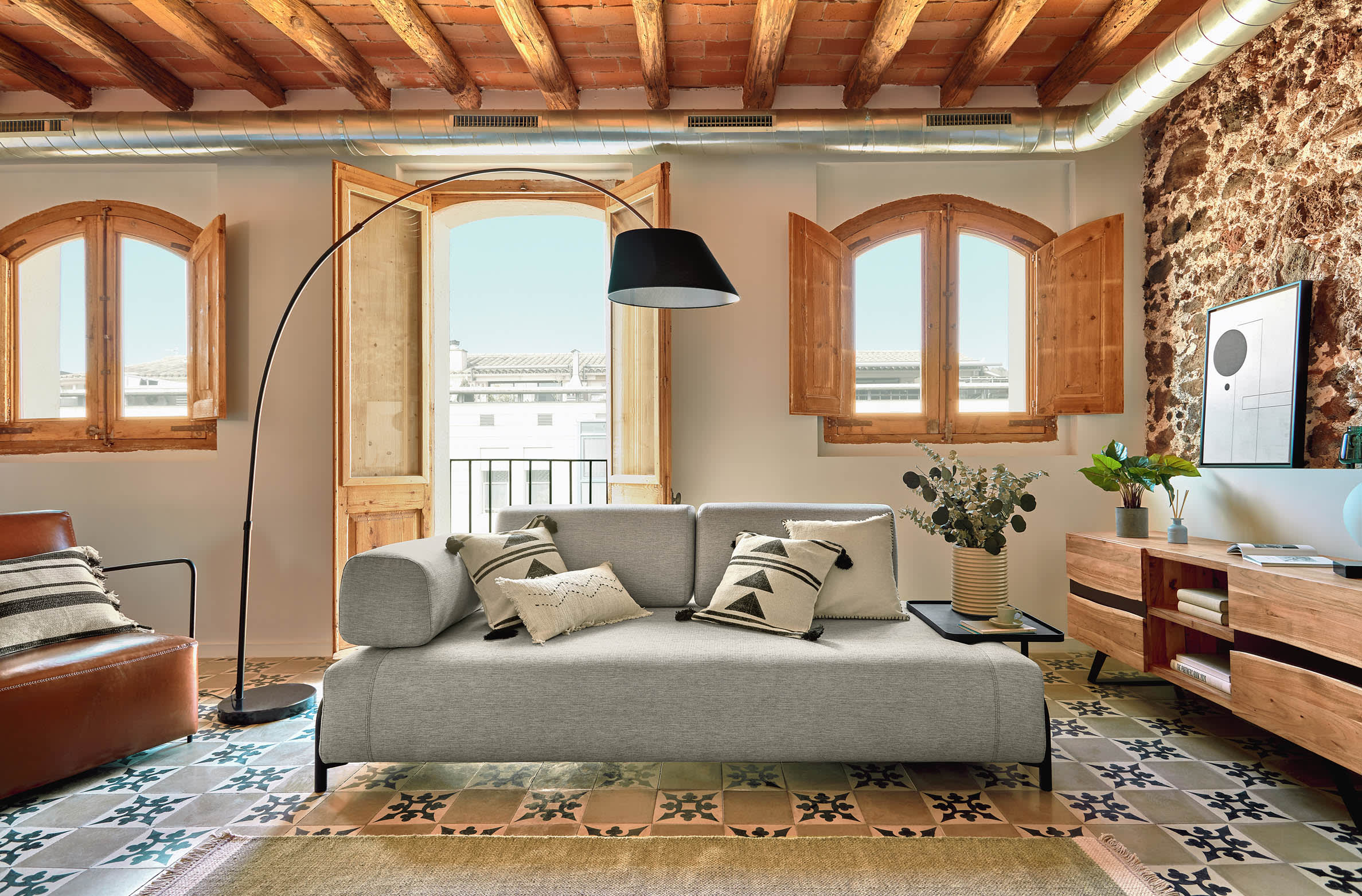 Erleben Sie das elegante Compo 3-Sitzer Sofa in Beige-Grau von Kave Home. Mit 252 cm und integriertem Tablett perfekt für jeden Wohnraum.