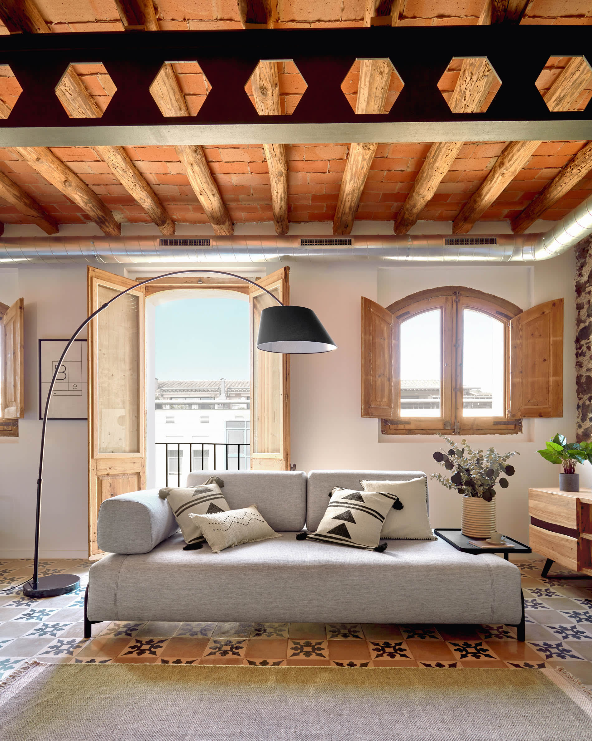 Entdecken Sie das stilvolle Compo 3-Sitzer Sofa in Beige-Grau von Kave Home. Mit 252 cm und praktischem Tablett ideal für gemütliche Abende.