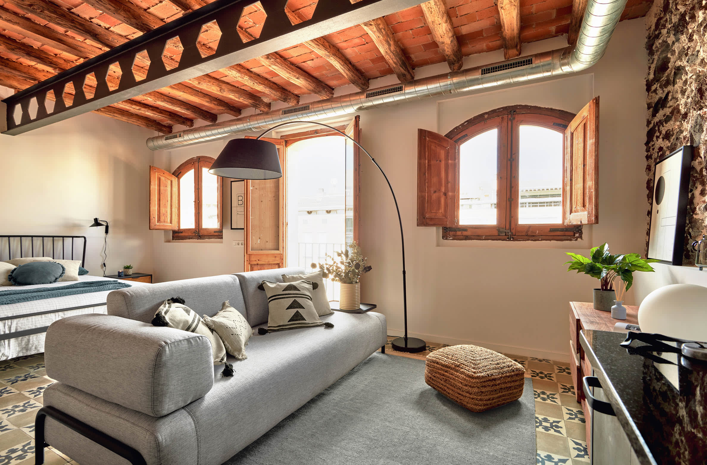 Genießen Sie Komfort und Stil mit dem Compo 3-Sitzer Sofa in elegantem Beige-Grau. Ideal für Ihr modernes Wohnzimmer, inklusive praktischem Tablett.