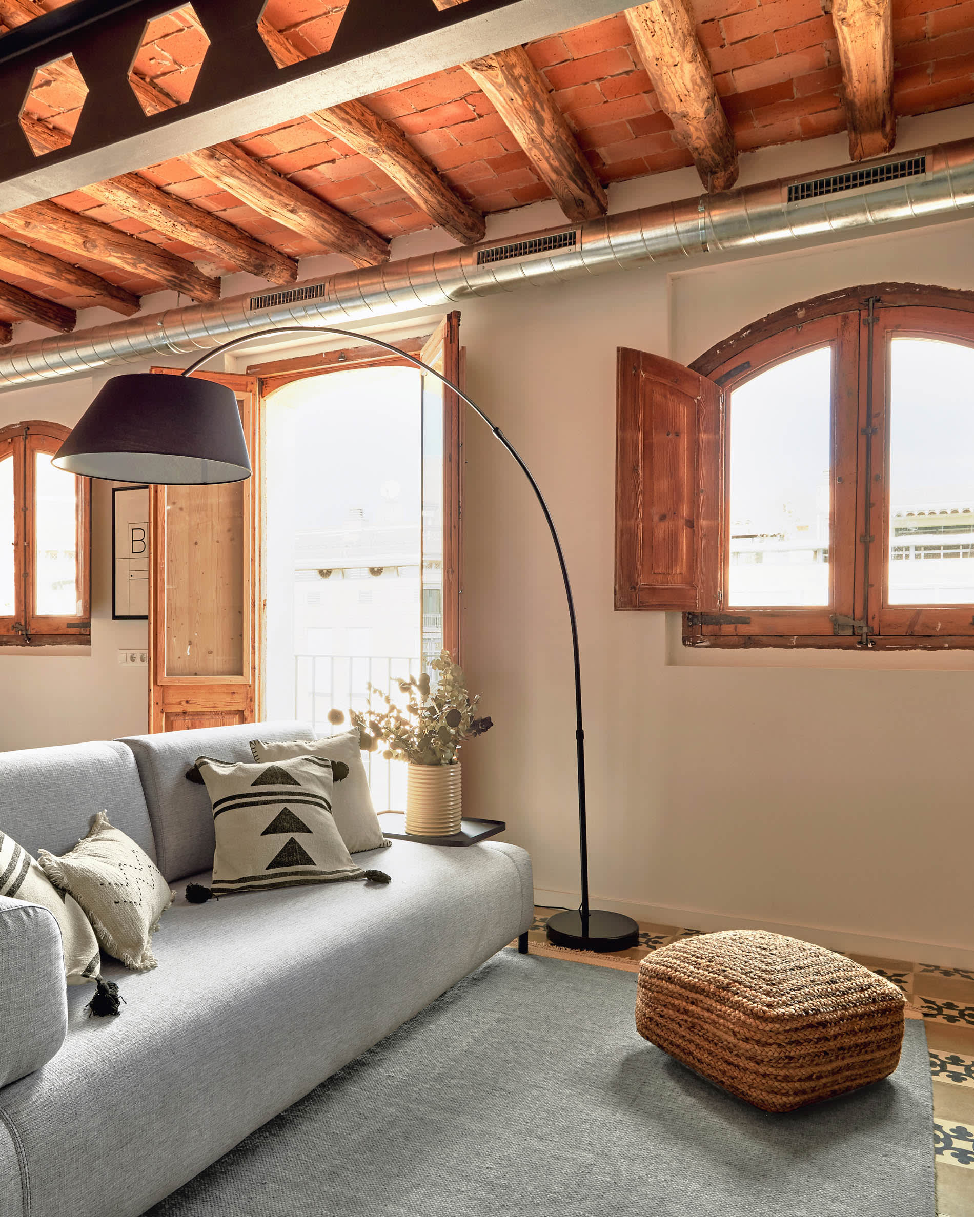 Entdecken Sie das stilvolle Compo 3-Sitzer Sofa in Beige-Grau von Kave Home. Mit integriertem Tablett und großzügigem Platz für gesellige Abende.