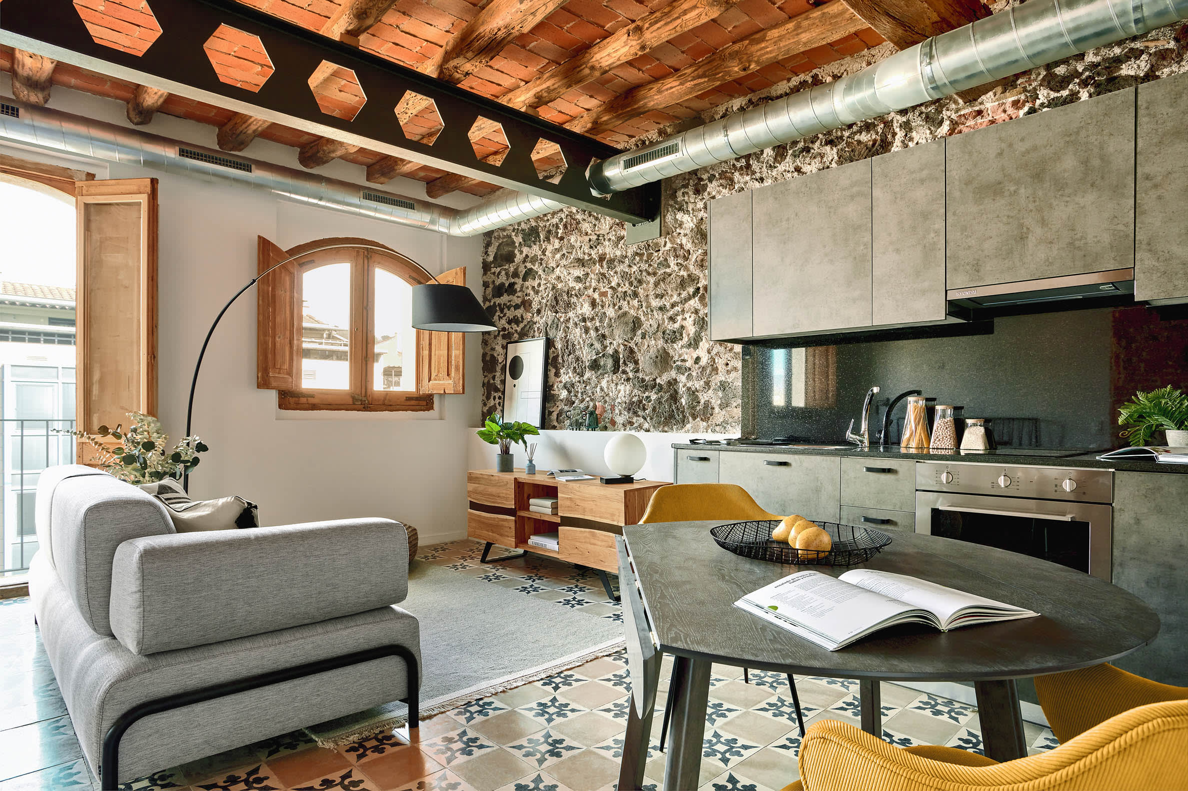 Genießen Sie Komfort und Eleganz mit dem Compo 3-Sitzer Sofa in Beige-Grau von Kave Home. Ideal für entspannte Abende und gesellige Runden.