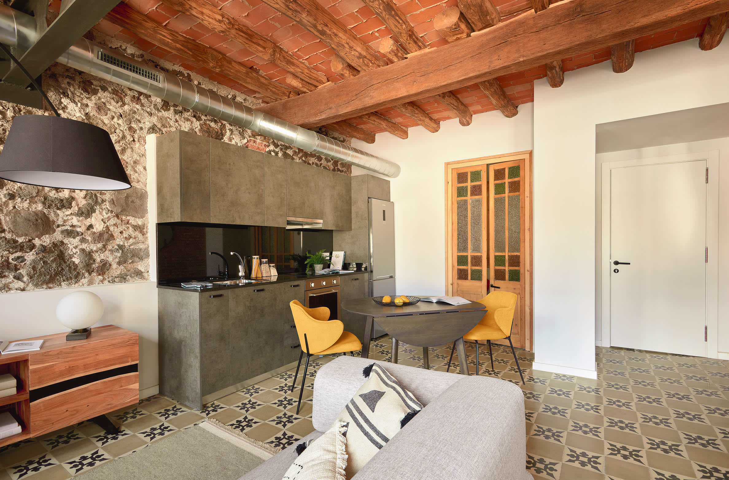 Entdecken Sie das stilvolle Compo 3-Sitzer Sofa in Beige-Grau von Kave Home. Mit integriertem Tablett und großzügigem Platz für gesellige Abende.