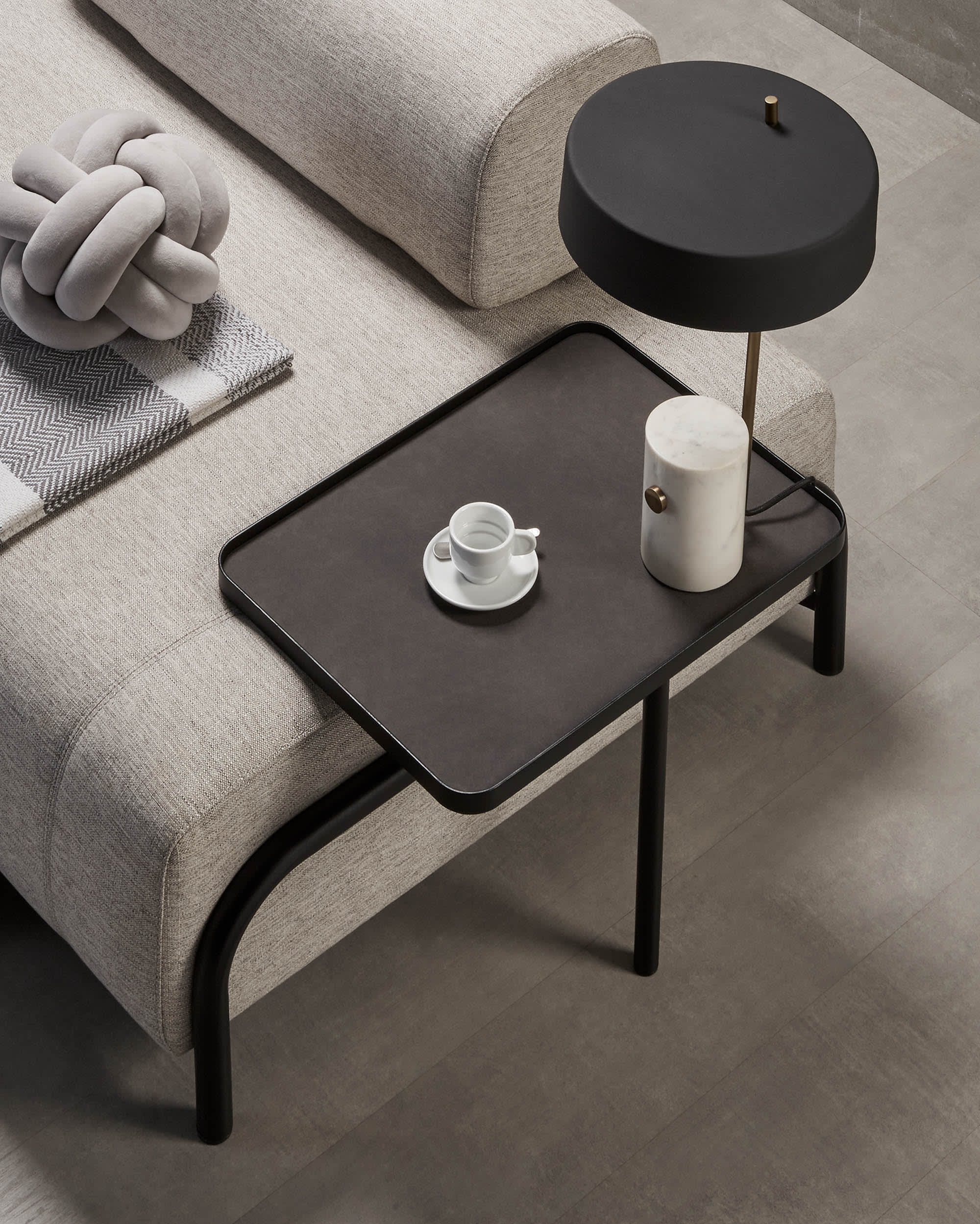 Modernes 3-Sitzer Sofa in Beige-Grau, 252 cm, von Kave Home, mit integriertem Tablett für stilvollen Komfort und Funktionalität.